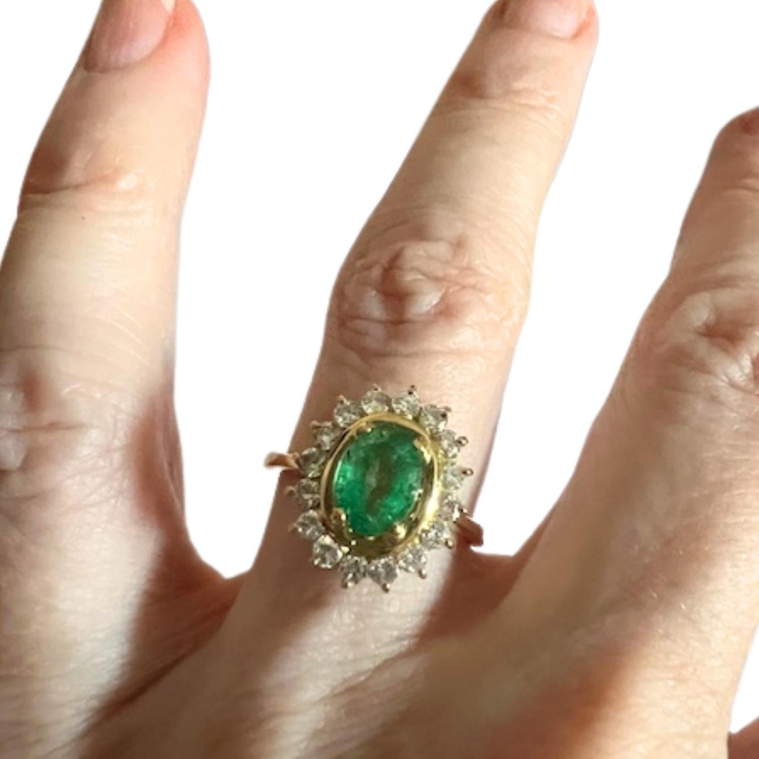 De las mujeres Contemporáneo Neo-clásico  0,70 ct Esmeralda  Anillo en racimo de oro con diamantes de 0,56 ct en venta