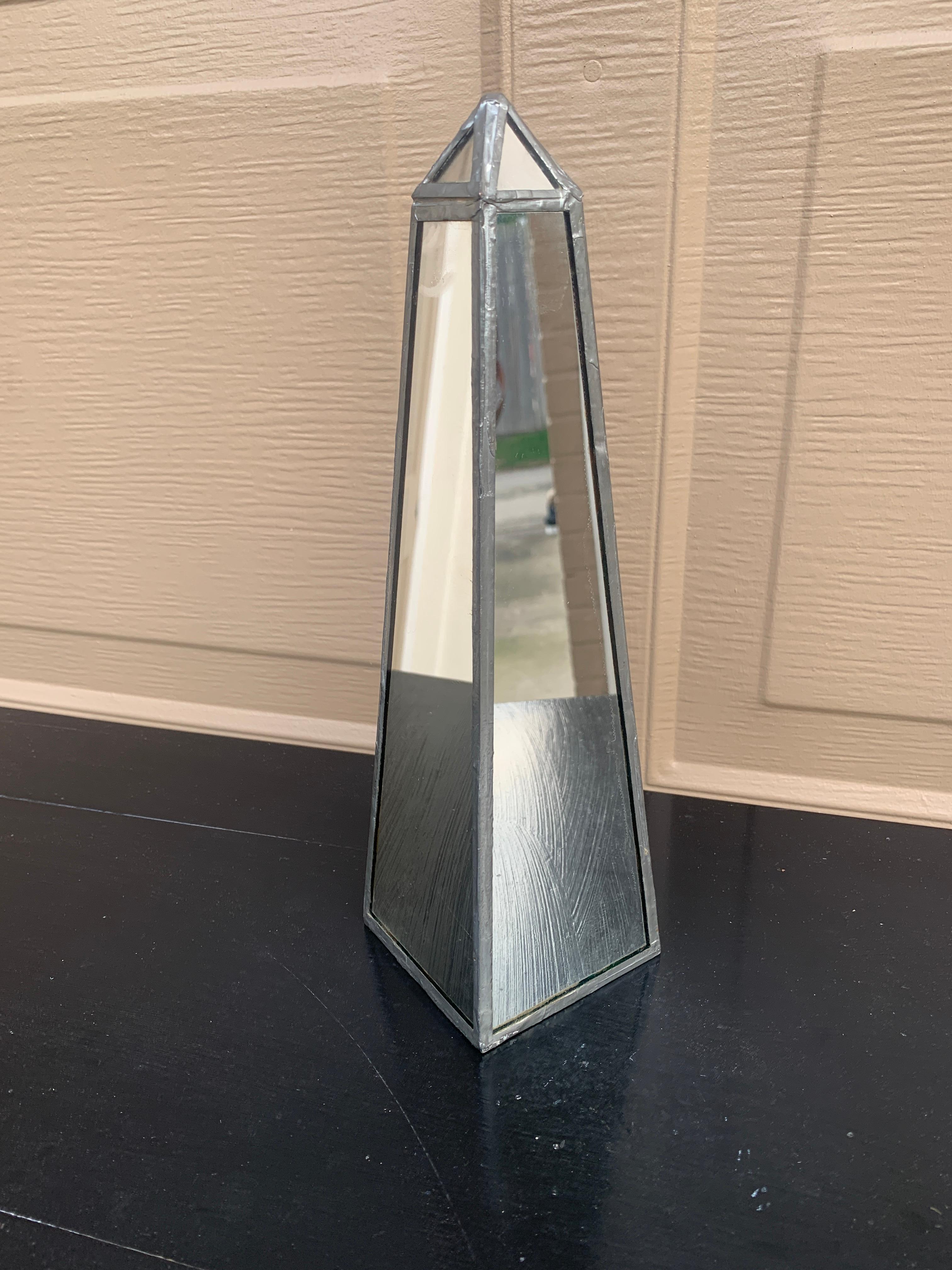 Un impresionante obelisco contemporáneo de estilo neoclásico con espejos

EE.UU., finales del siglo XX

Medidas: 3
