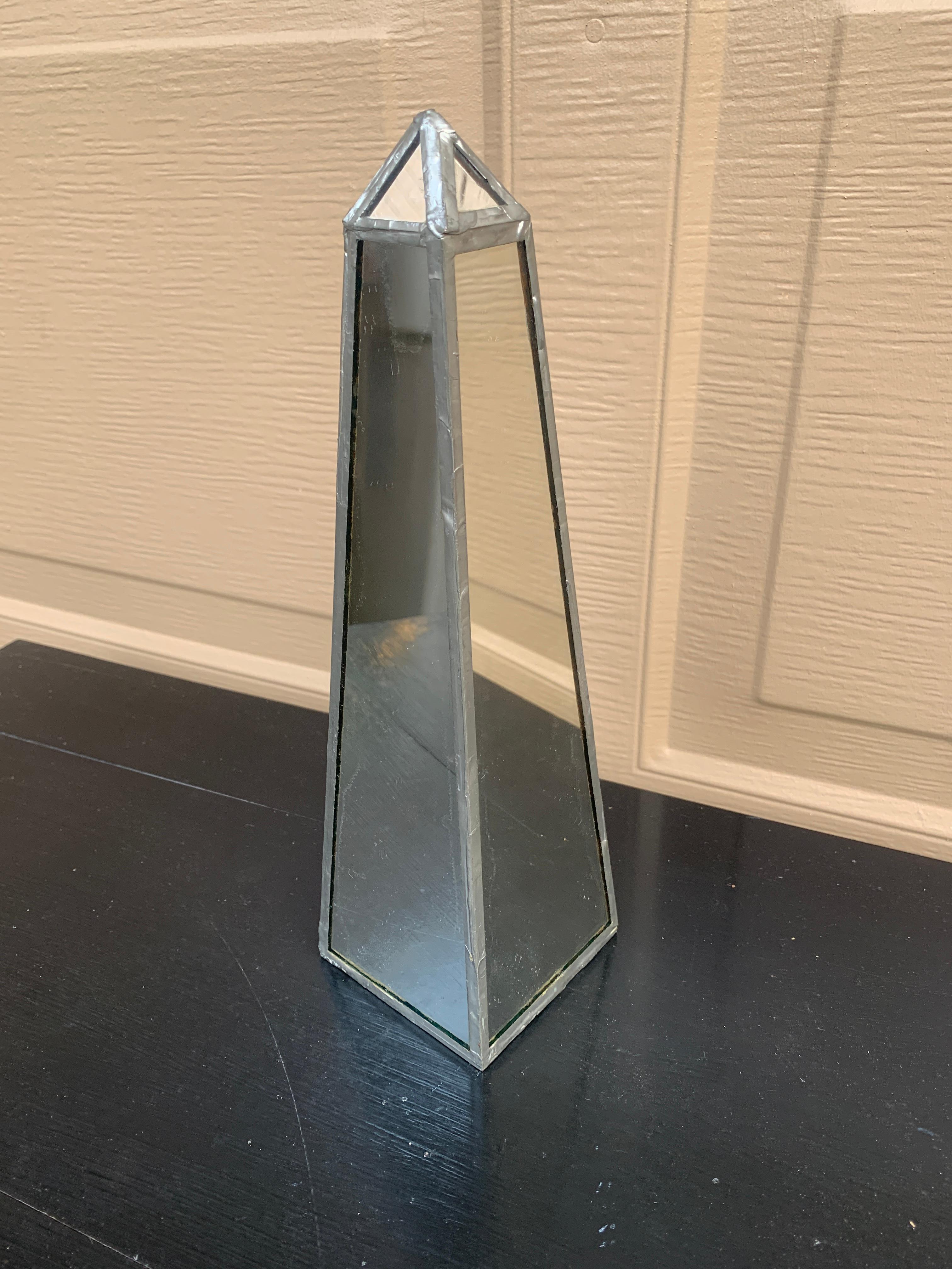 Obelisco neoclásico contemporáneo con espejos siglo XX en venta
