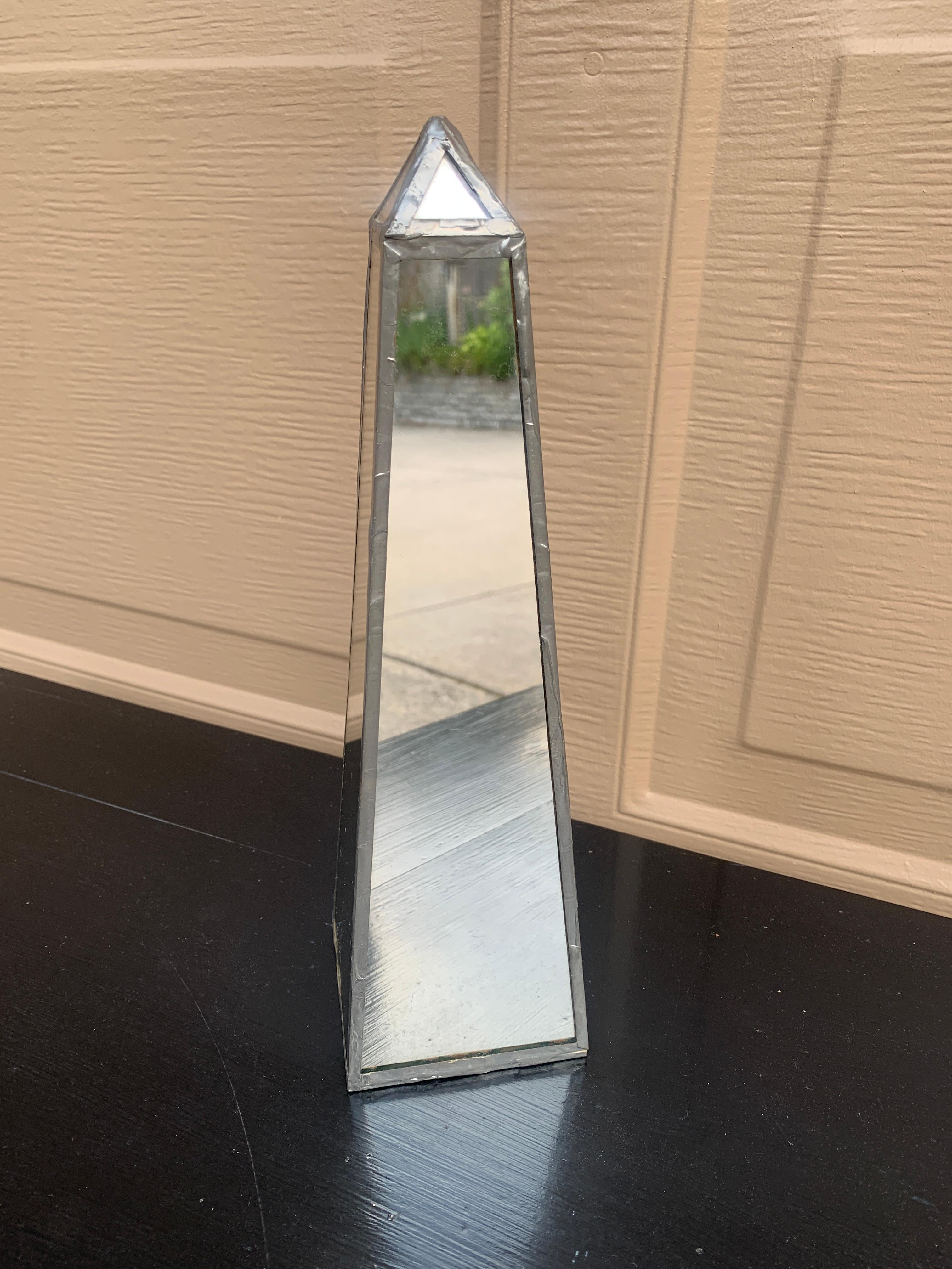 Obelisco neoclásico contemporáneo con espejos Metal en venta