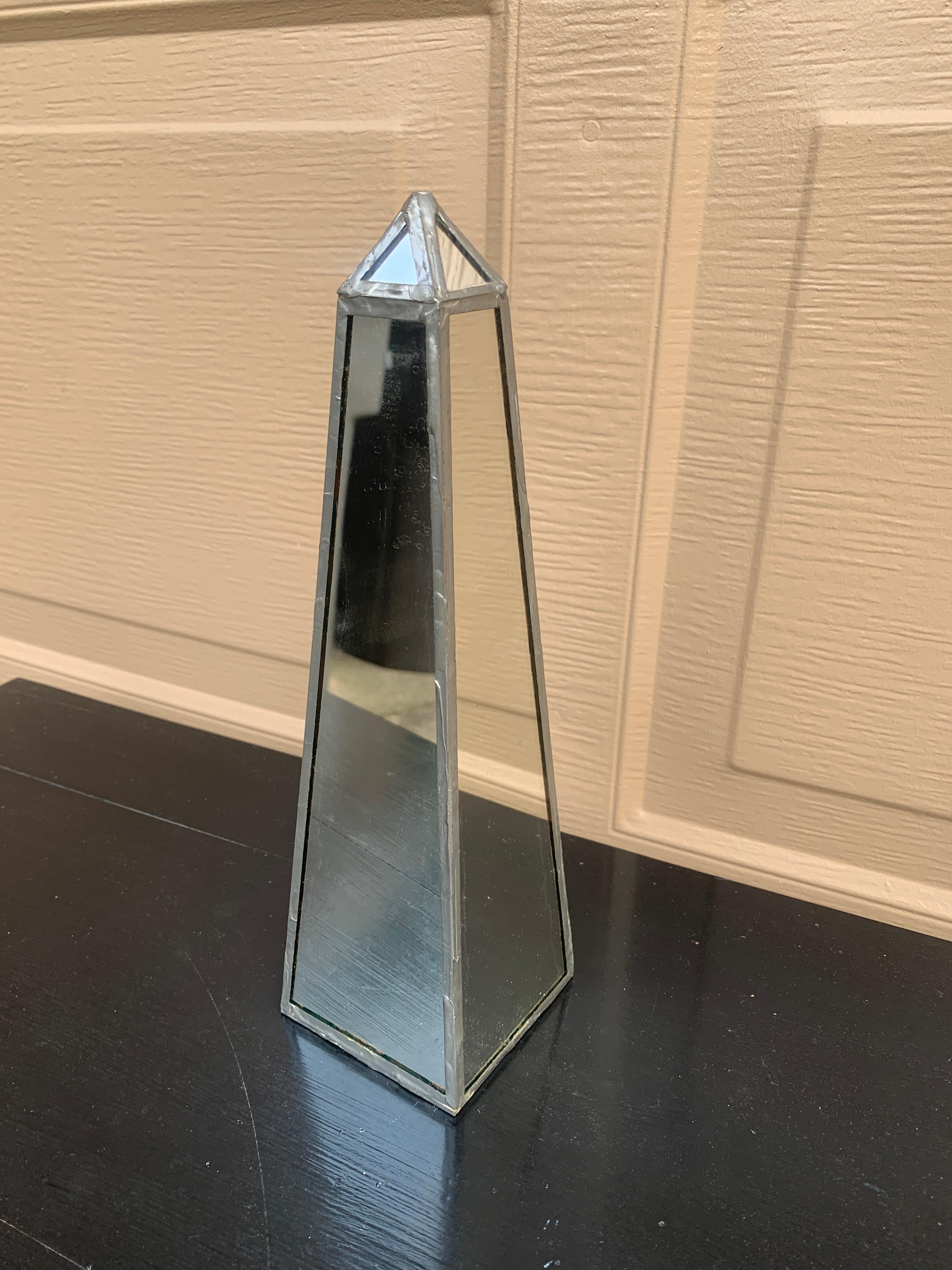 Obelisco neoclásico contemporáneo con espejos en venta 1