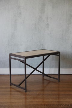 Contemporary Neoclassical Beistelltisch mit Steinplatte