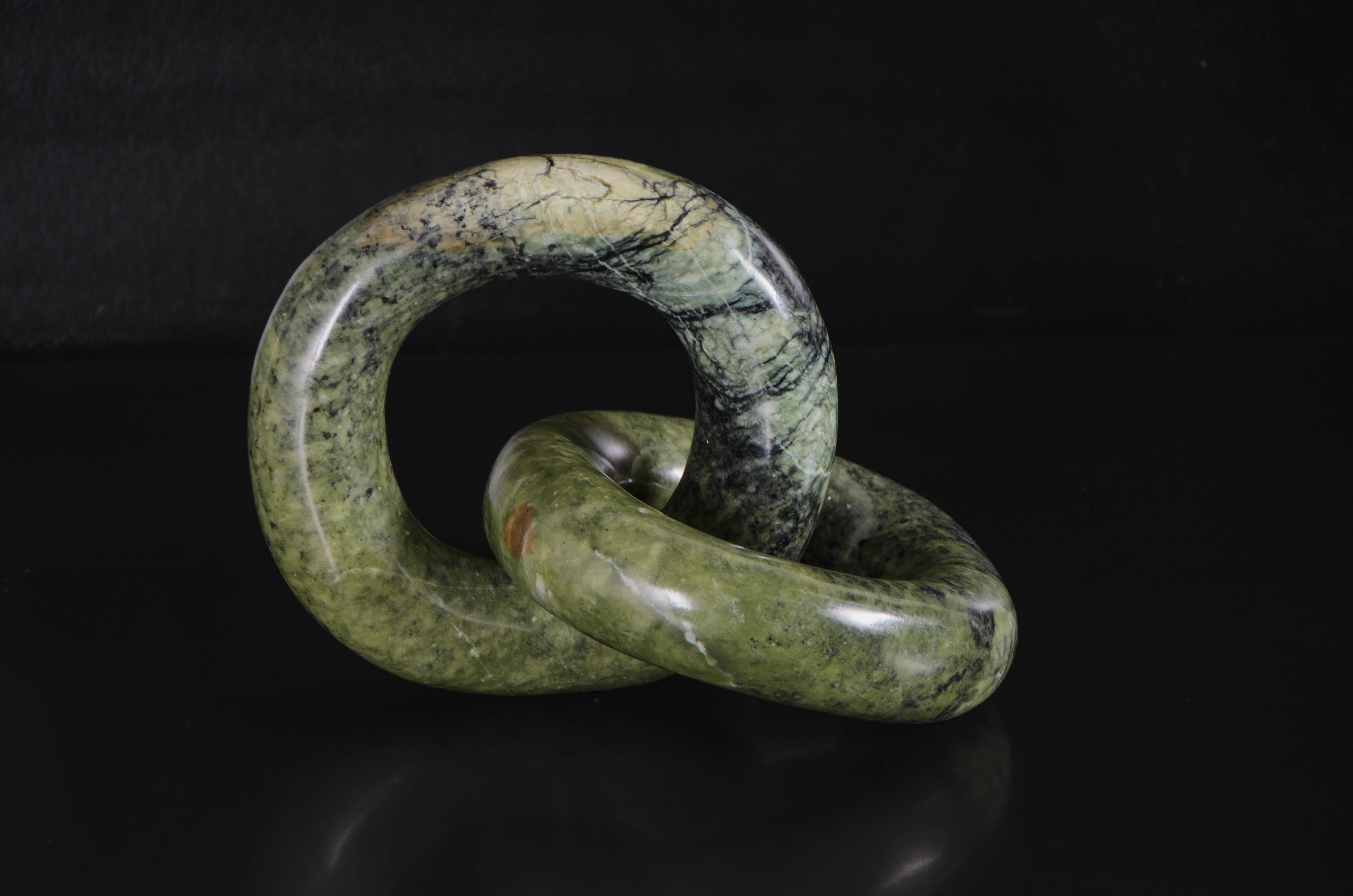 Minimaliste Sculpture contemporaine à double anneau en jade néphrite de Robert Kuo en vente