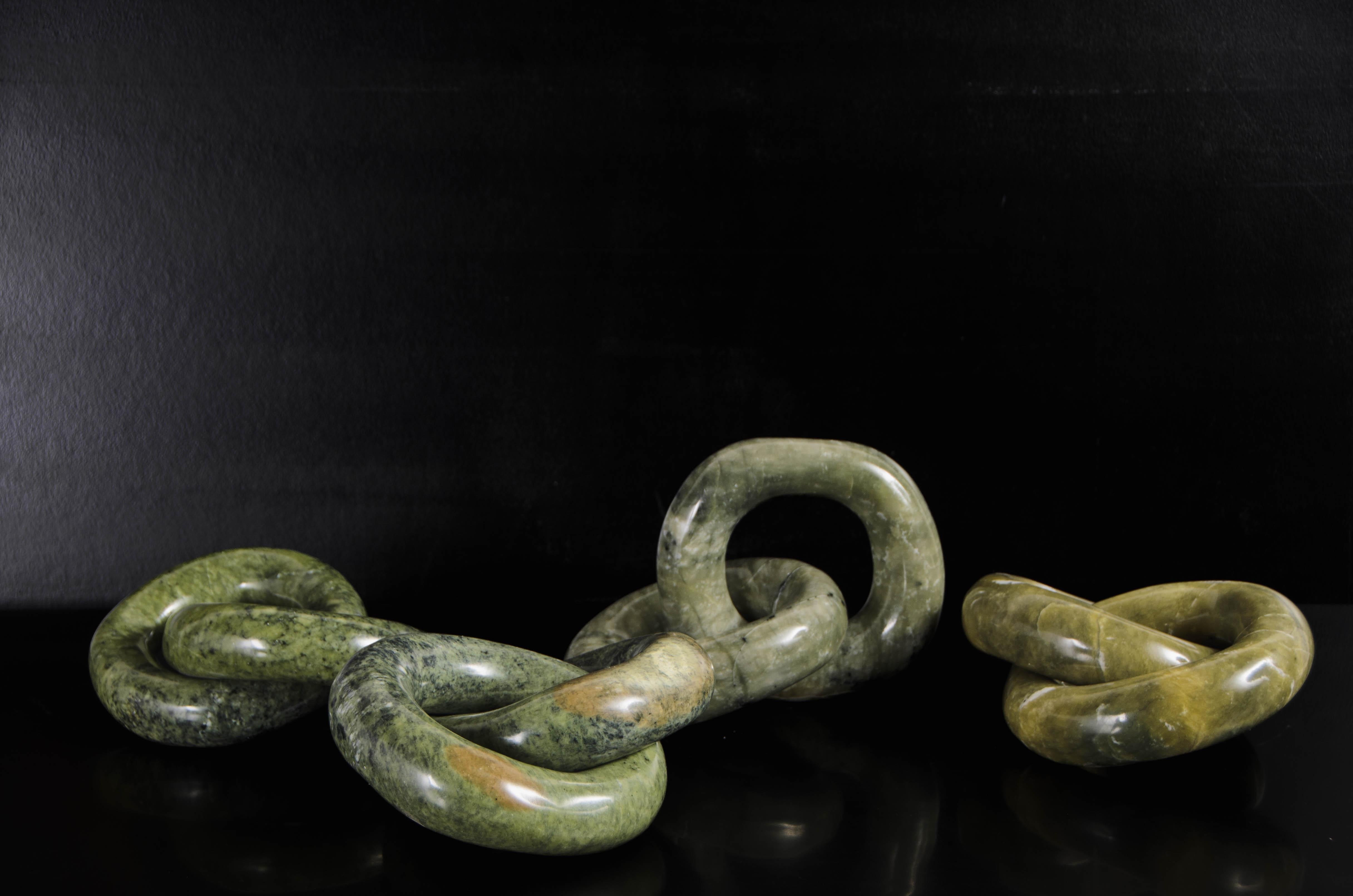 Zeitgenössische Nephrit-Jade-Doppelring-Gliederskulptur von Robert Kuo (Handgeschnitzt) im Angebot