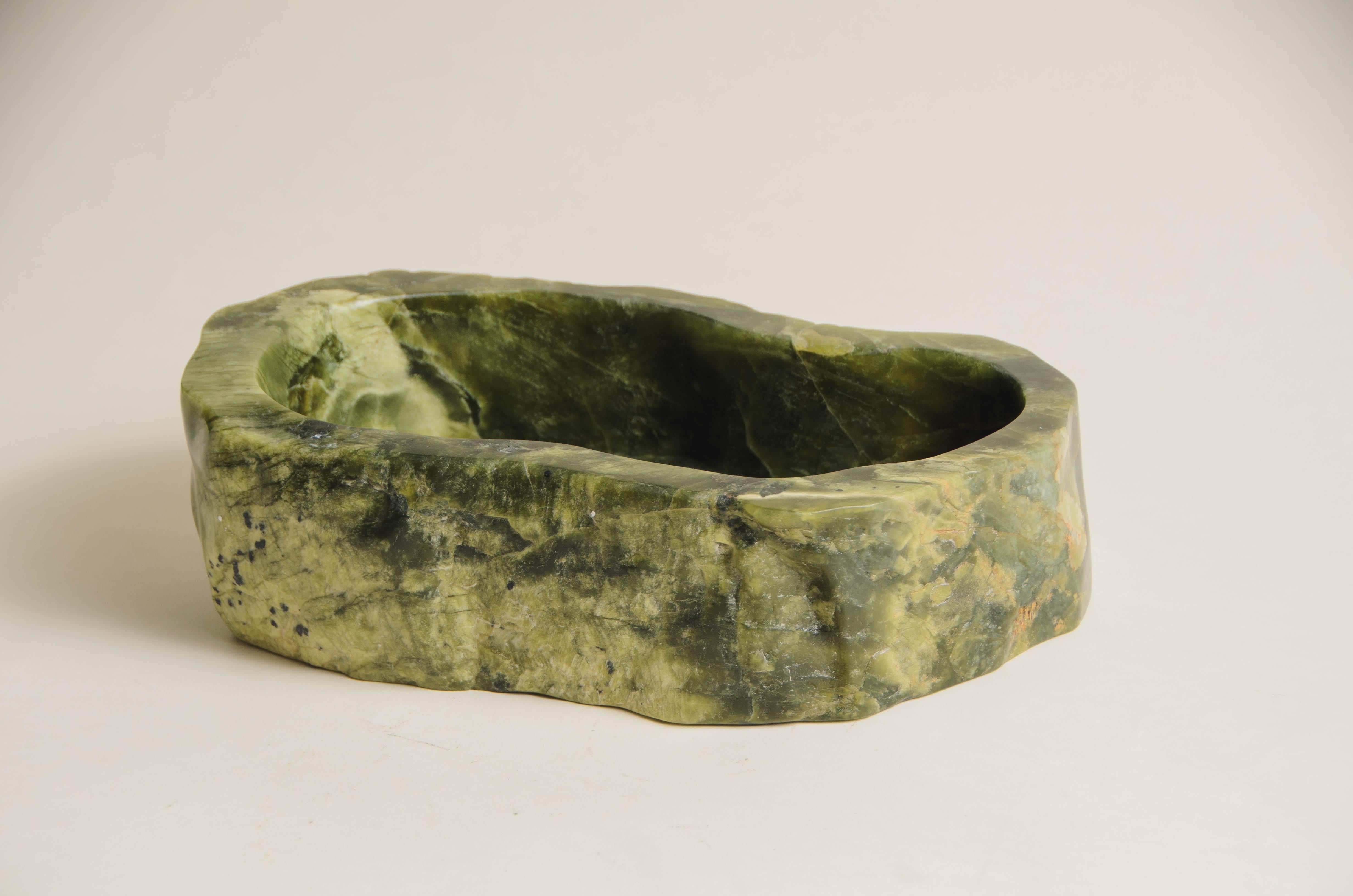 Cache-pot oblongue contemporain en jade néphrite de Robert Kuo, édition limitée en vente 3