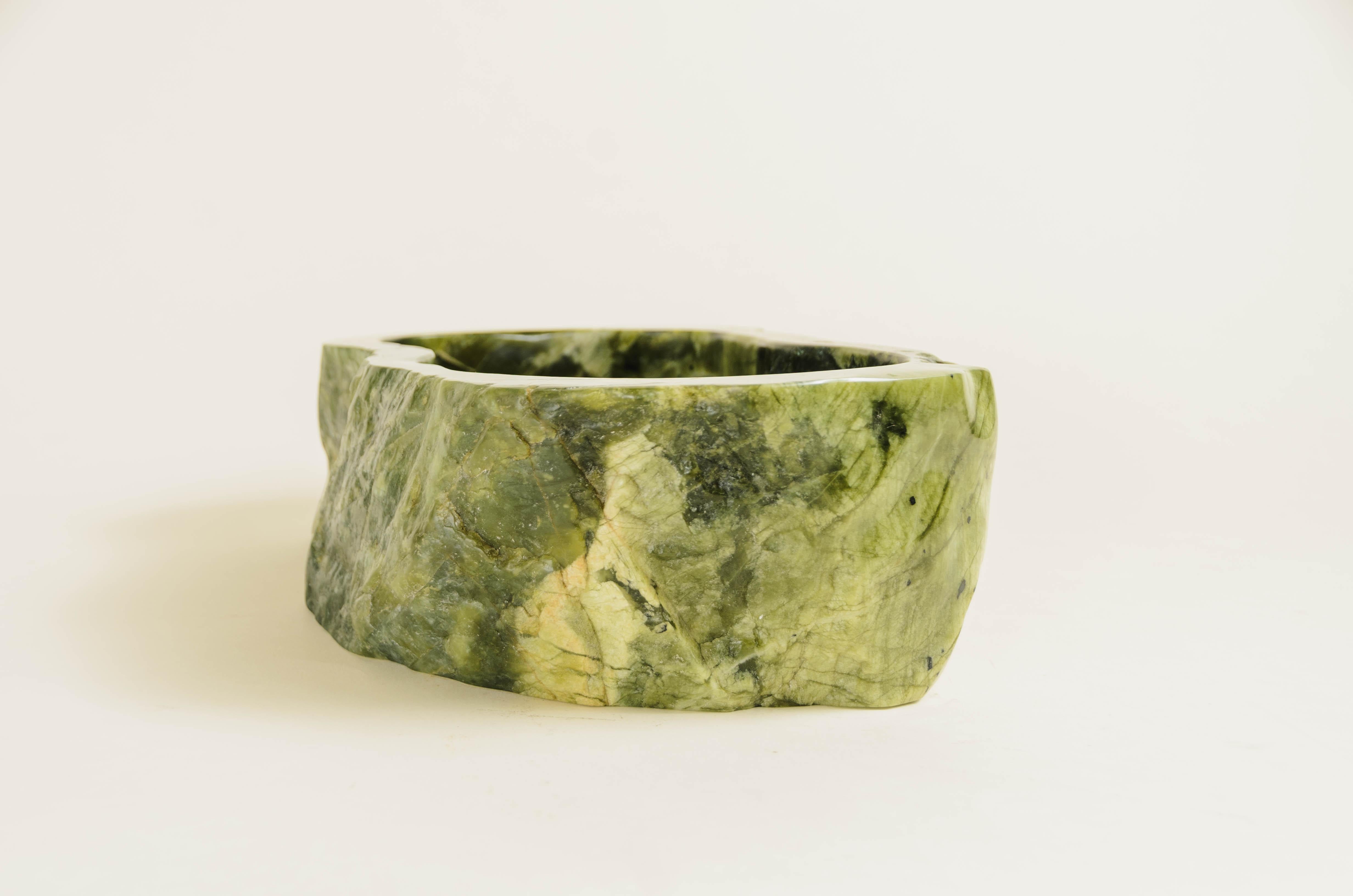 Jade Cache-pot oblongue contemporain en jade néphrite de Robert Kuo, édition limitée en vente