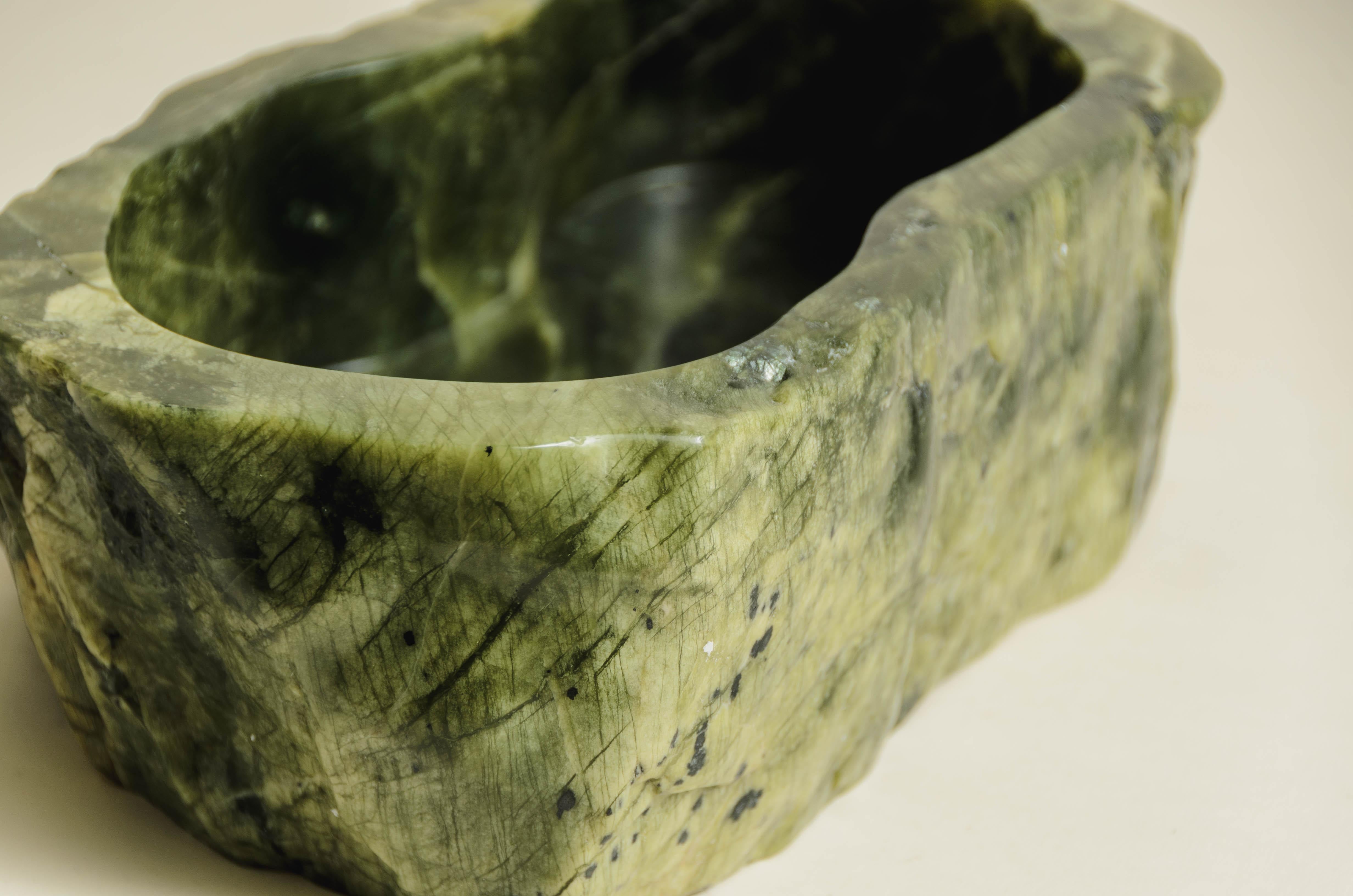 Cache-pot oblongue contemporain en jade néphrite de Robert Kuo, édition limitée en vente 2