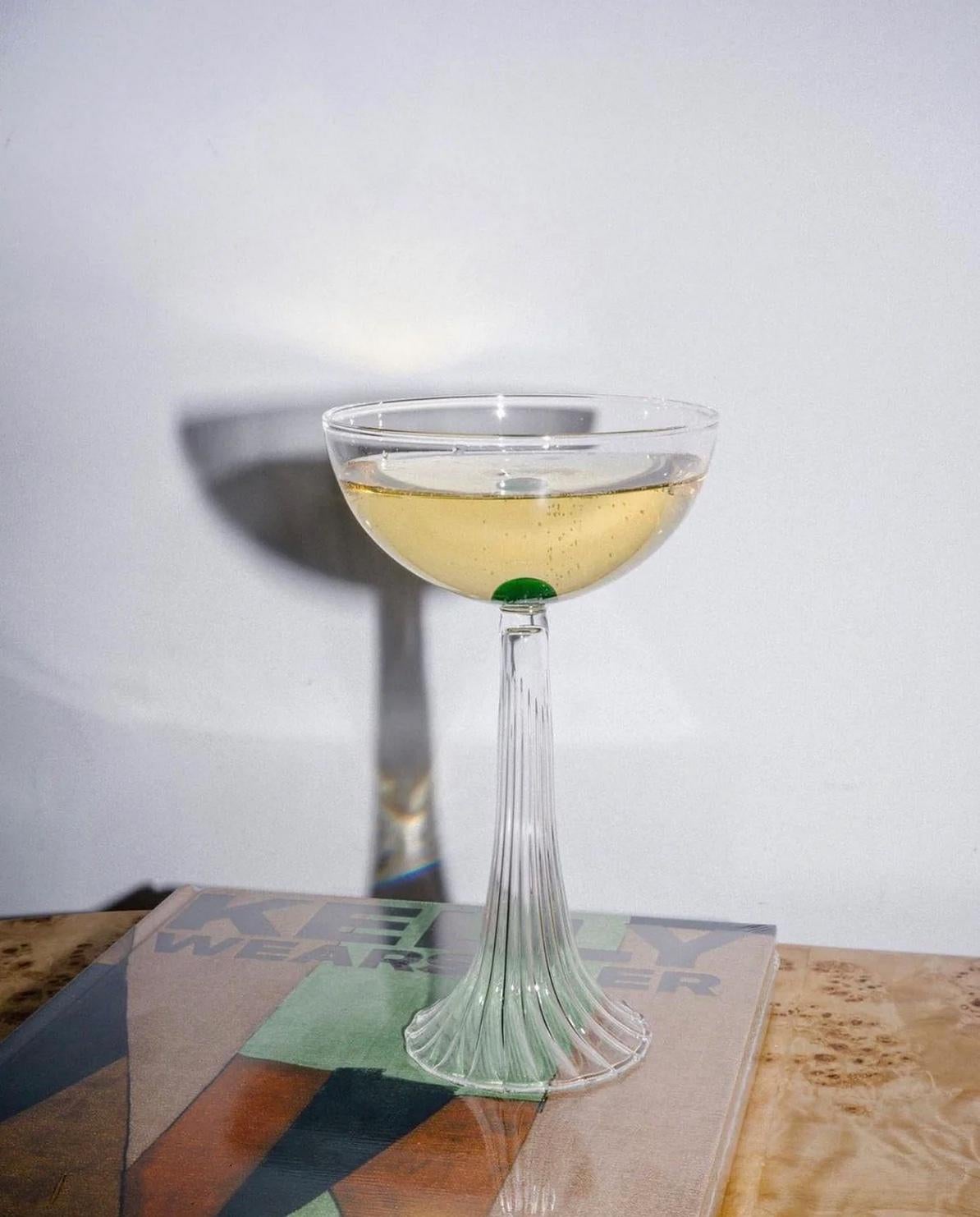 italien Coupe contemporaine en verre Nereida rose par Agustina Bottoni - Fait à la main en Italie en vente