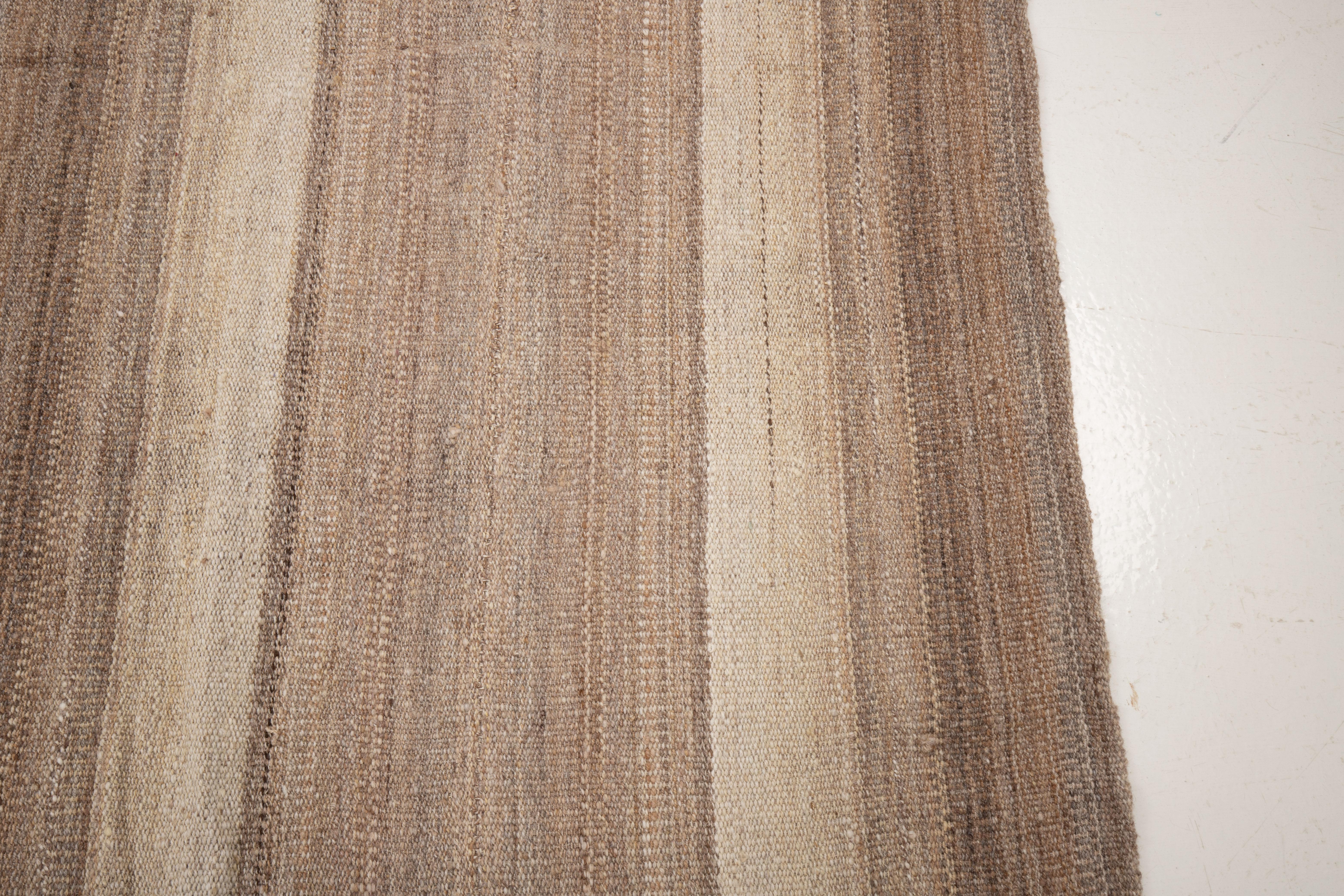 Kilim neutro contemporáneo de Anatolia en venta 4