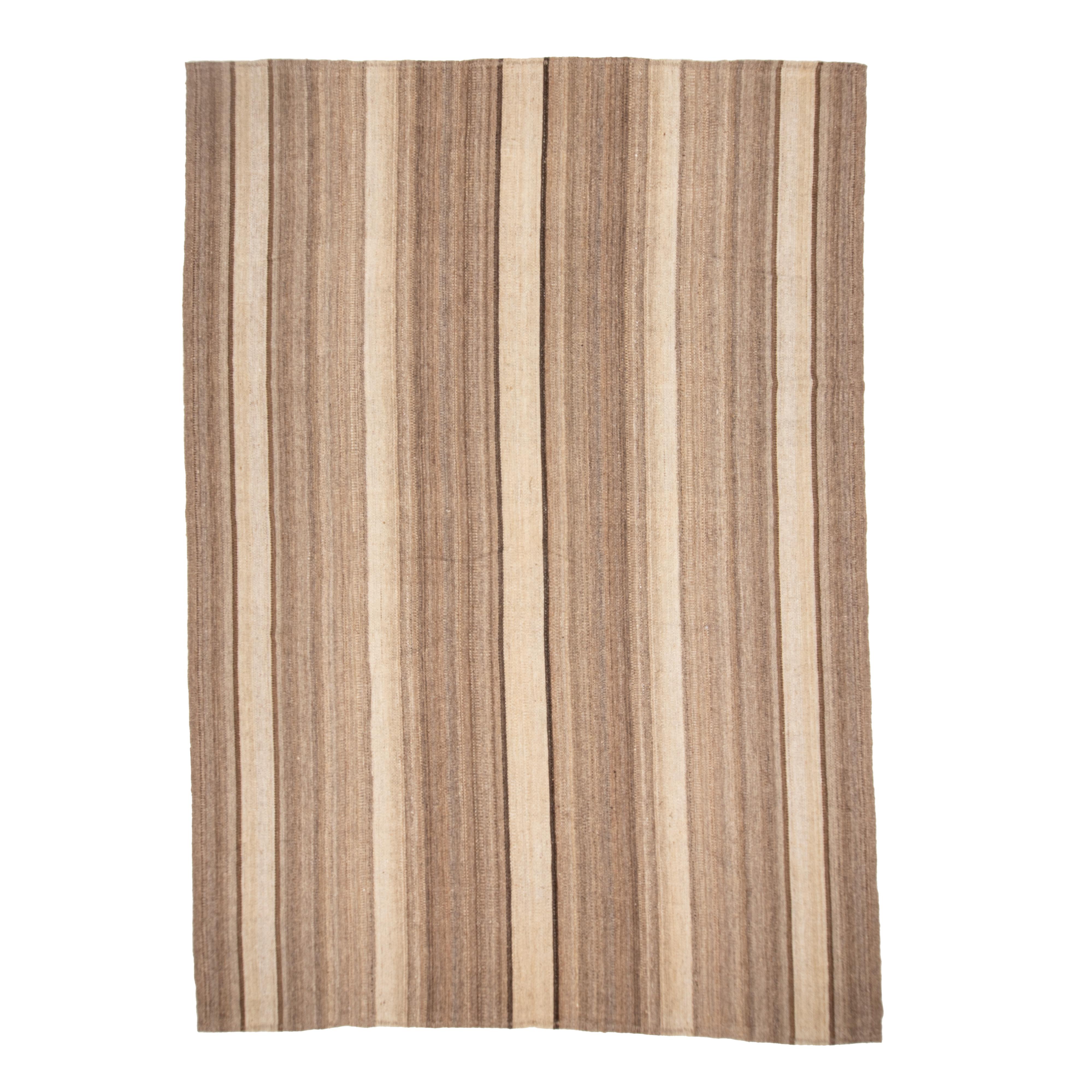 Questo kilim è tessuto con filati di lana non tinti a strisce strette e poi cucito a mano. Ha un'impugnatura morbida.

.