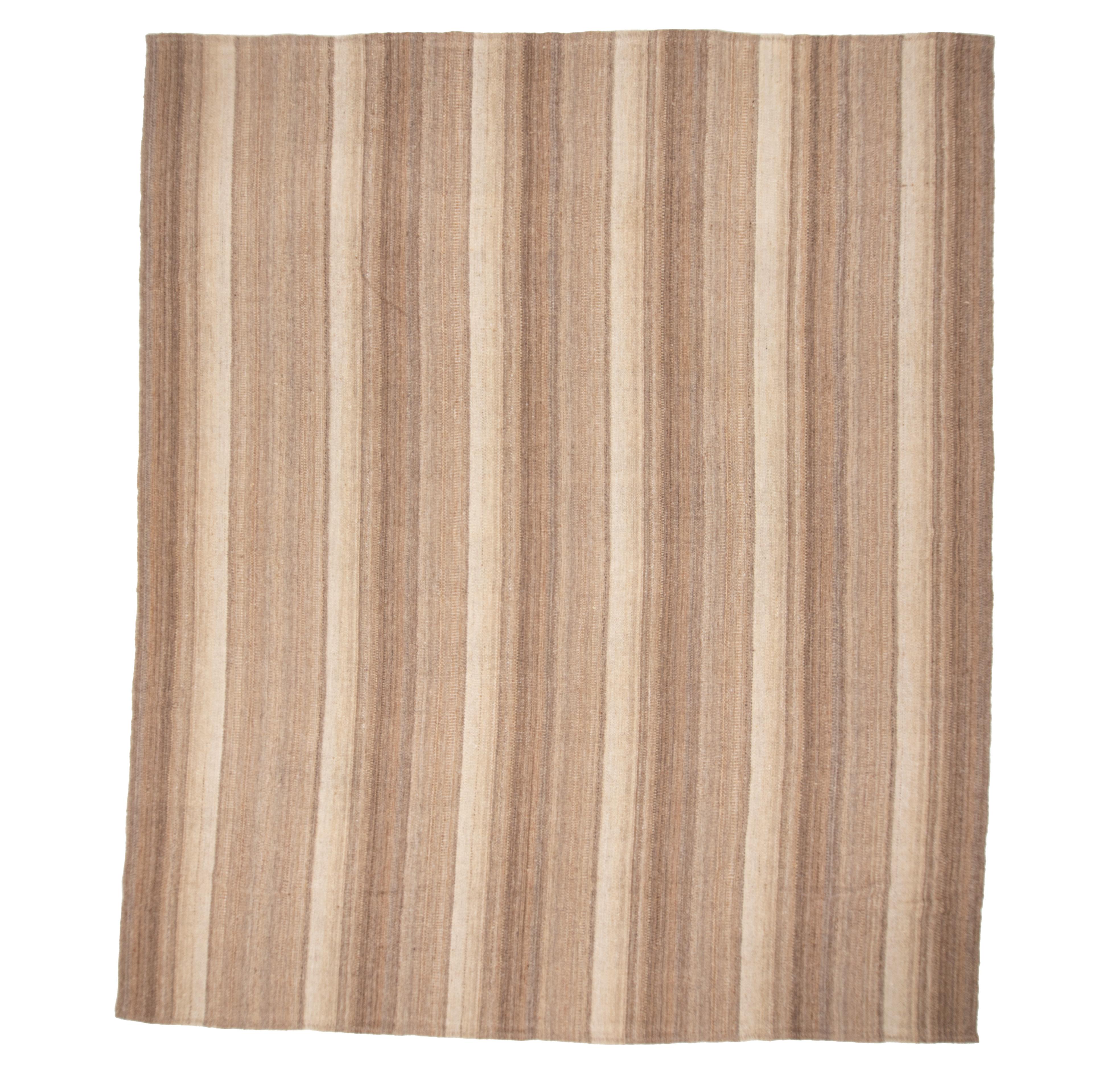 Este kilim está tejido con hilos de lana sin teñir en rayas estrechas y luego cosido a mano . Tiene un mango suave.


