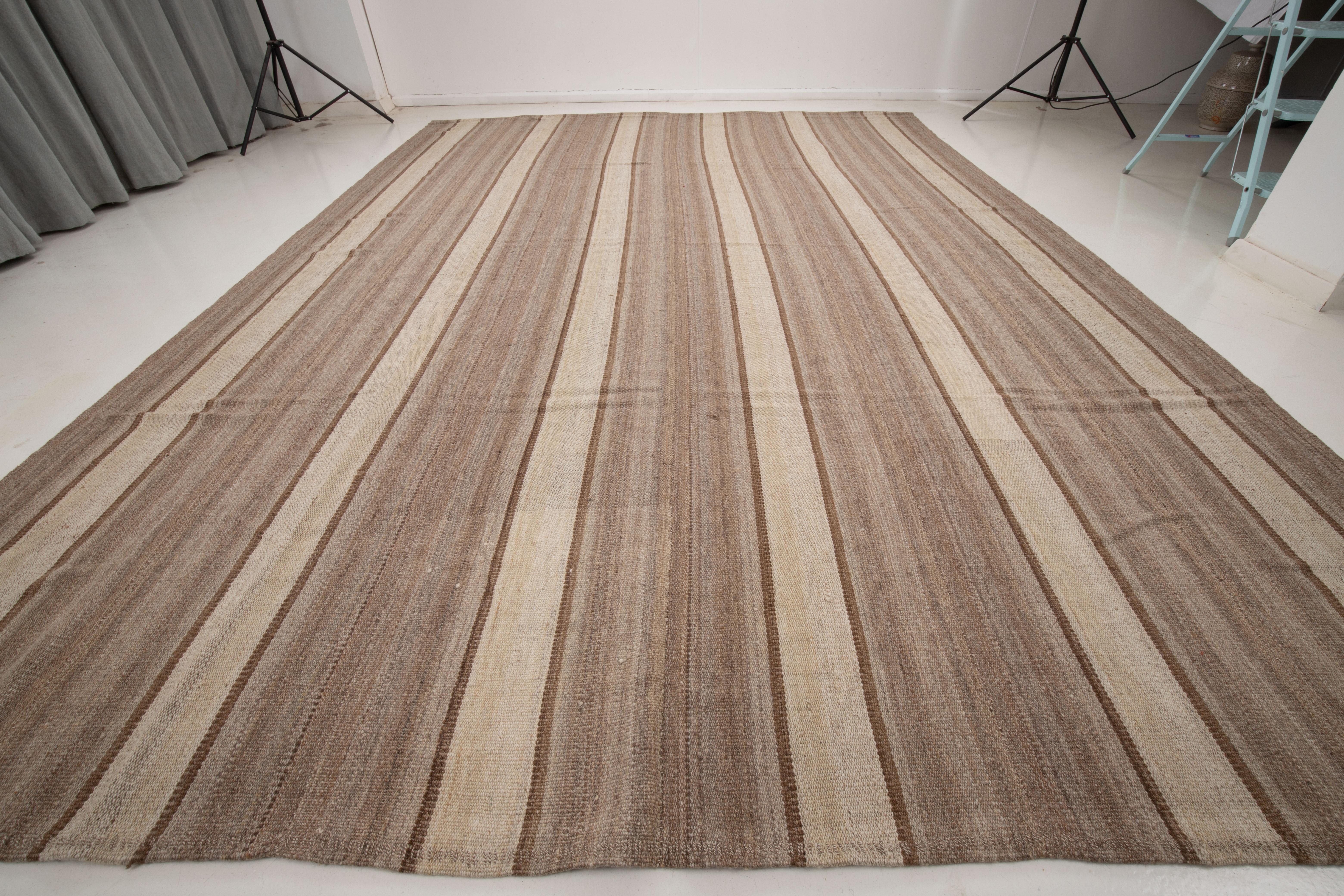 Contemporary Neutral Anatolian Kilim In Good Condition For Sale In Istanbul, TR