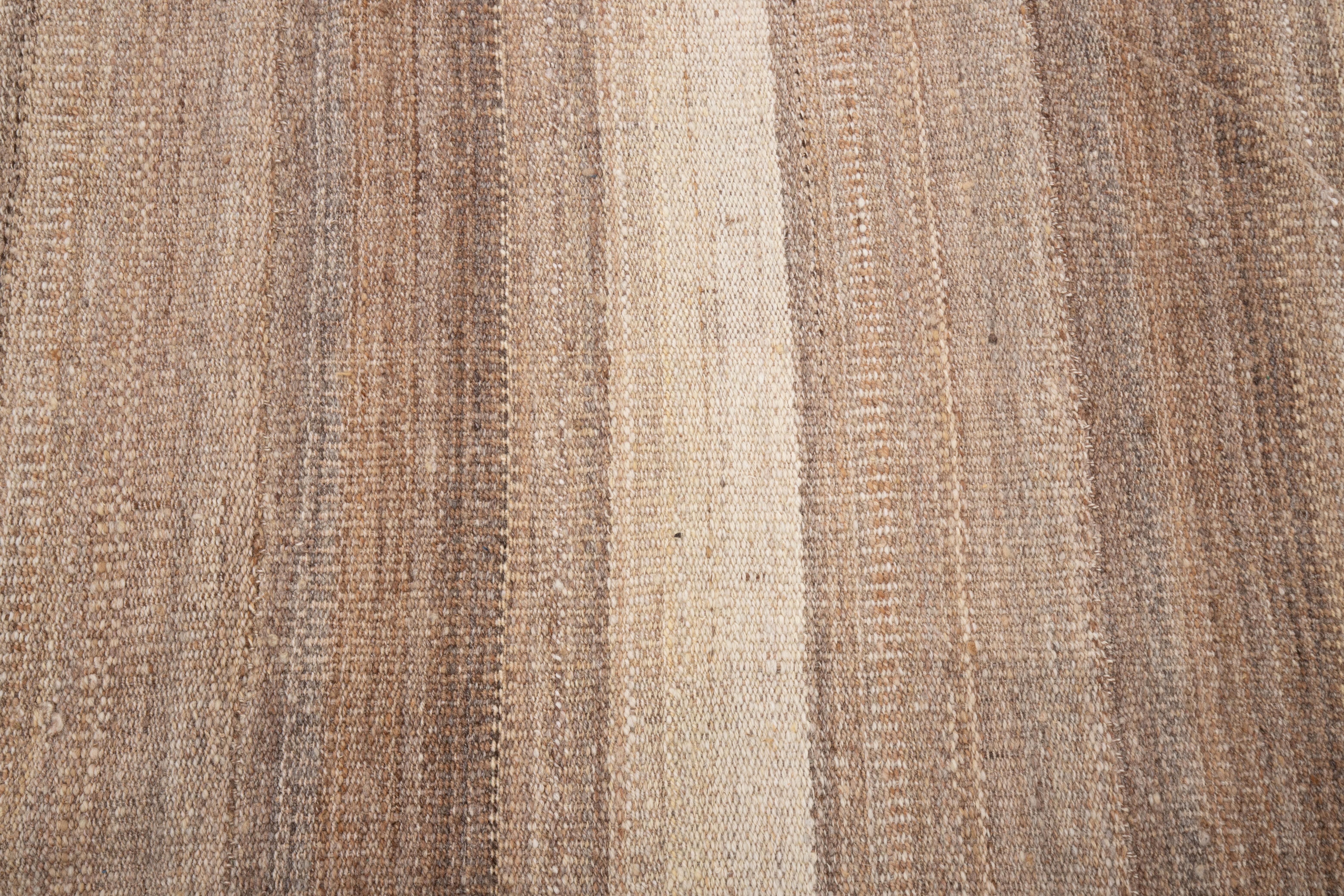Kilim neutro contemporáneo de Anatolia en venta 1