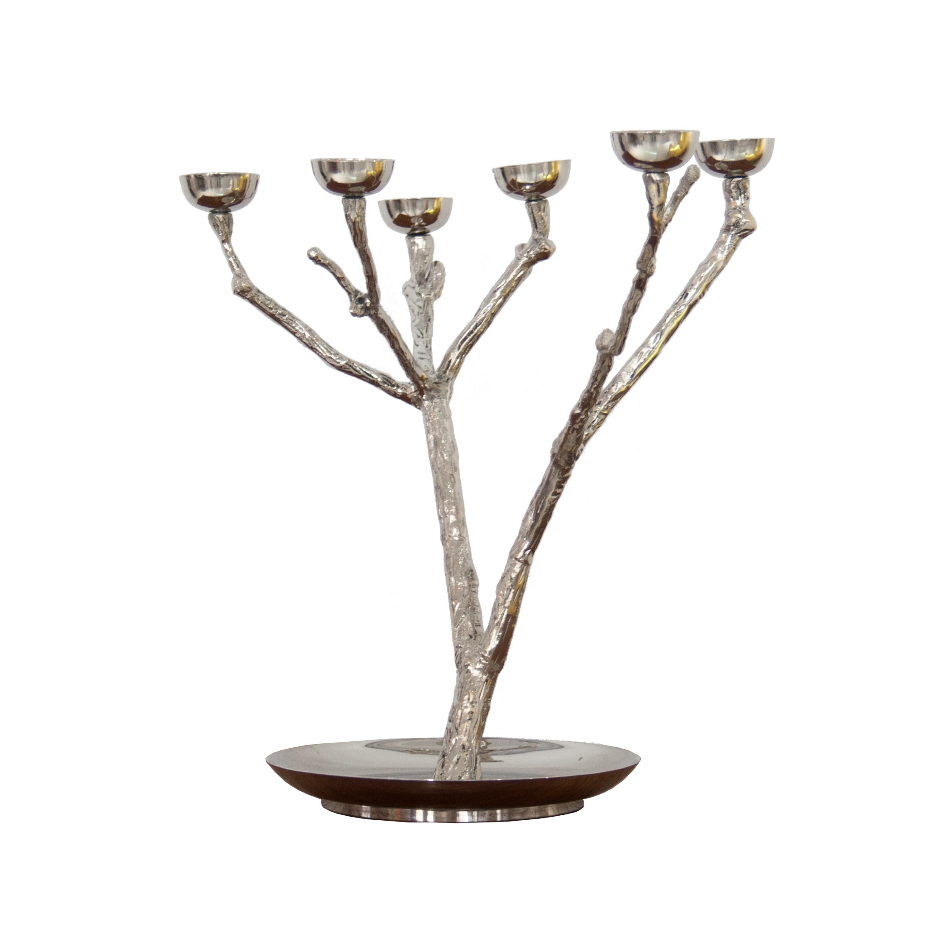 Bougeoir contemporain composé d'une assiette avec deux branches d'arbre. Fabriqué en laiton nickelé.