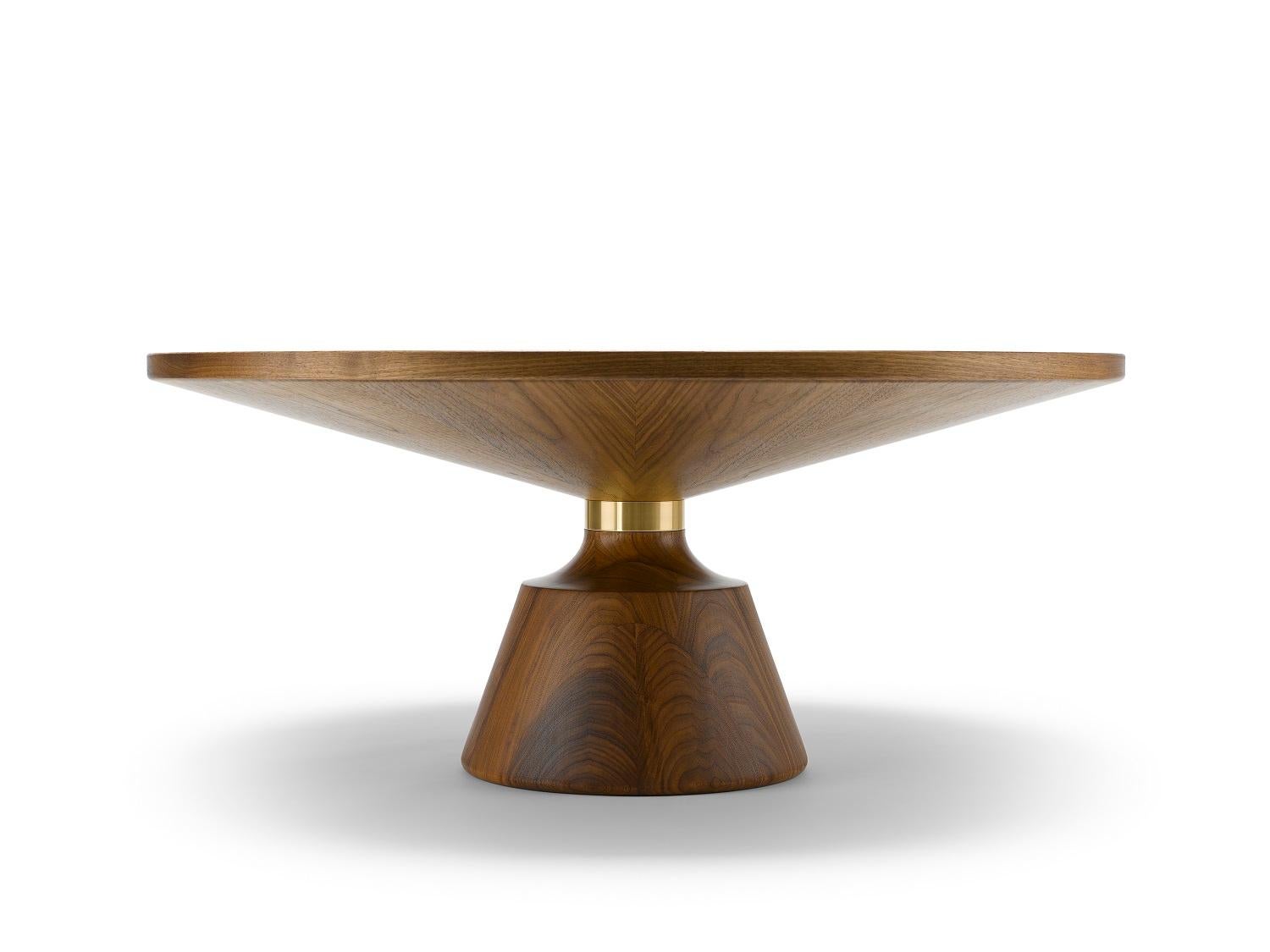 Contemporary Nicole Couchtisch aus Nussbaum und Messing (Moderne) im Angebot