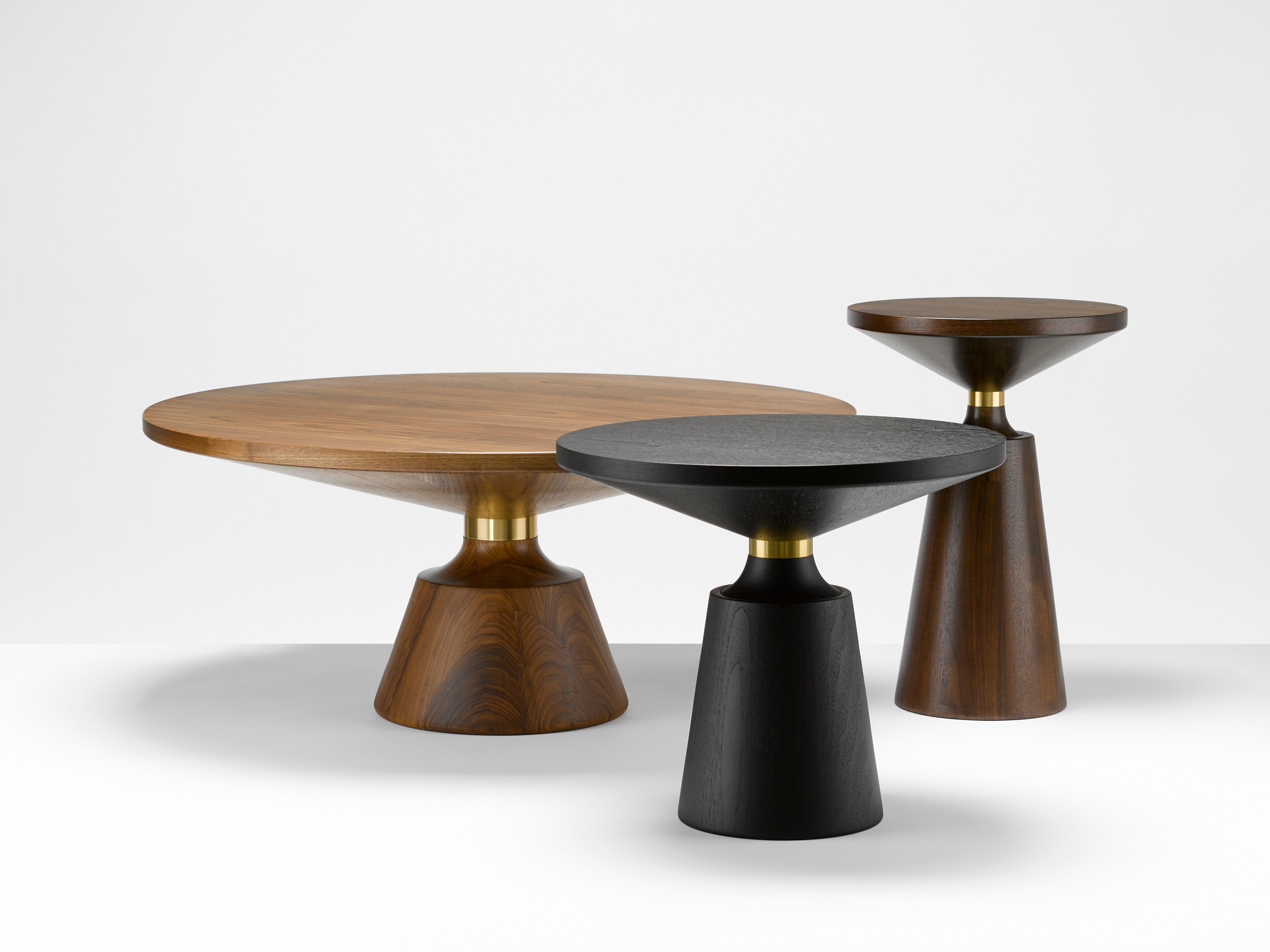 Contemporary Nicole Couchtisch aus Nussbaum und Messing (Britisch) im Angebot