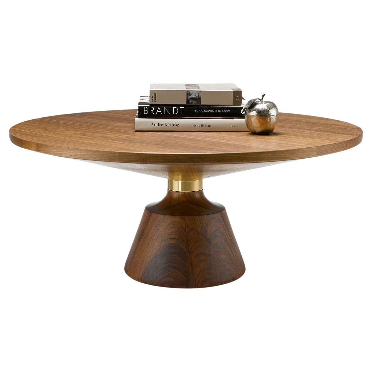 Diese Neuerscheinung ist eine Neuinterpretation unseres charakteristischen Stücks, des Nicole Side Table. Der Nicole Couchtisch wird fachmännisch aus dicken Abschnitten von massivem, abgelagertem Holz gedrechselt. Ein elegantes Statement und das