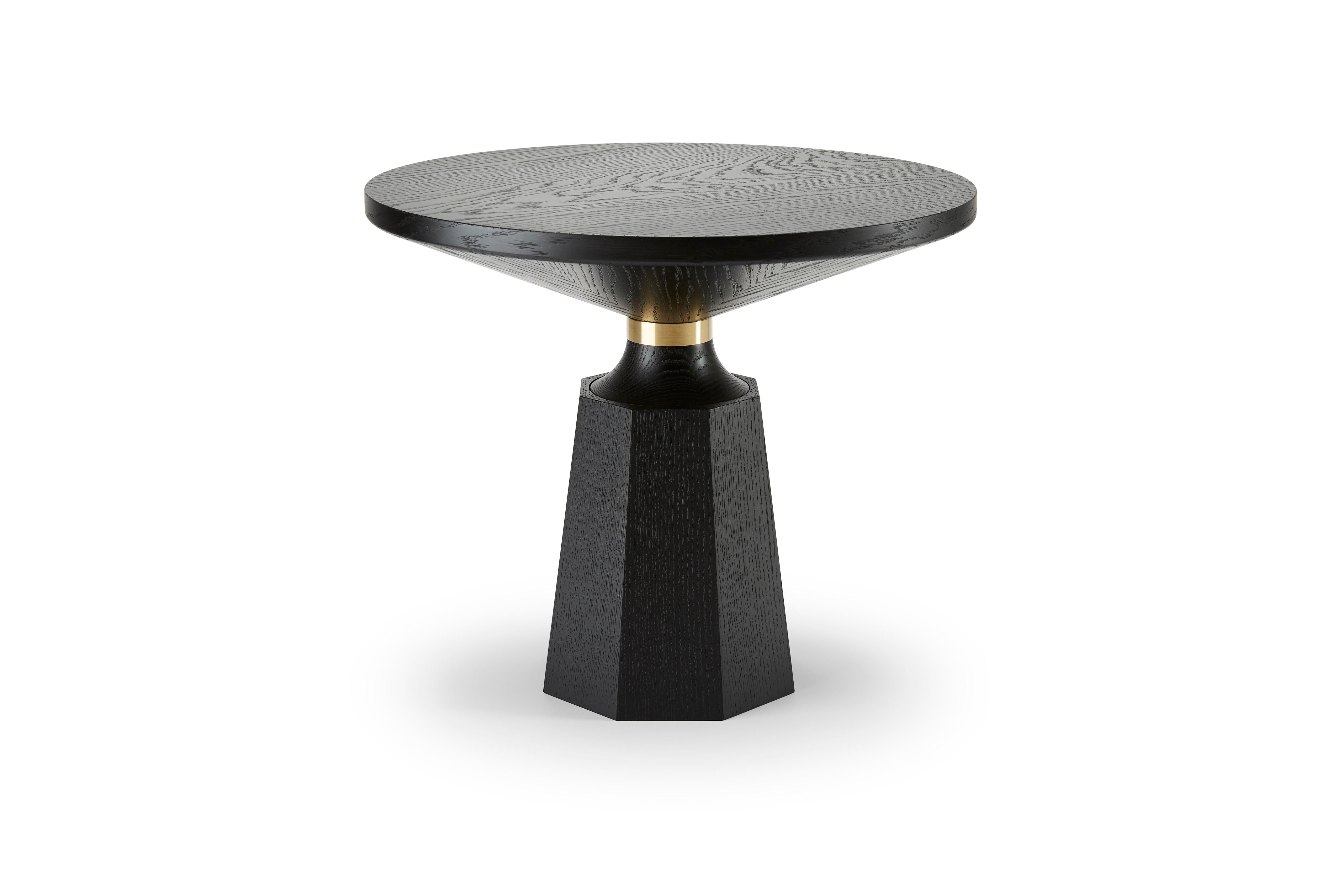 In omaggio a uno dei nostri pezzi più celebri, abbiamo creato la Nicole II. Questo Tavolo Occasionale Nicole di seconda generazione è realizzato con la stessa maestria artigianale, ma con delicate rifiniture.

Realizzato a mano in legno massiccio e