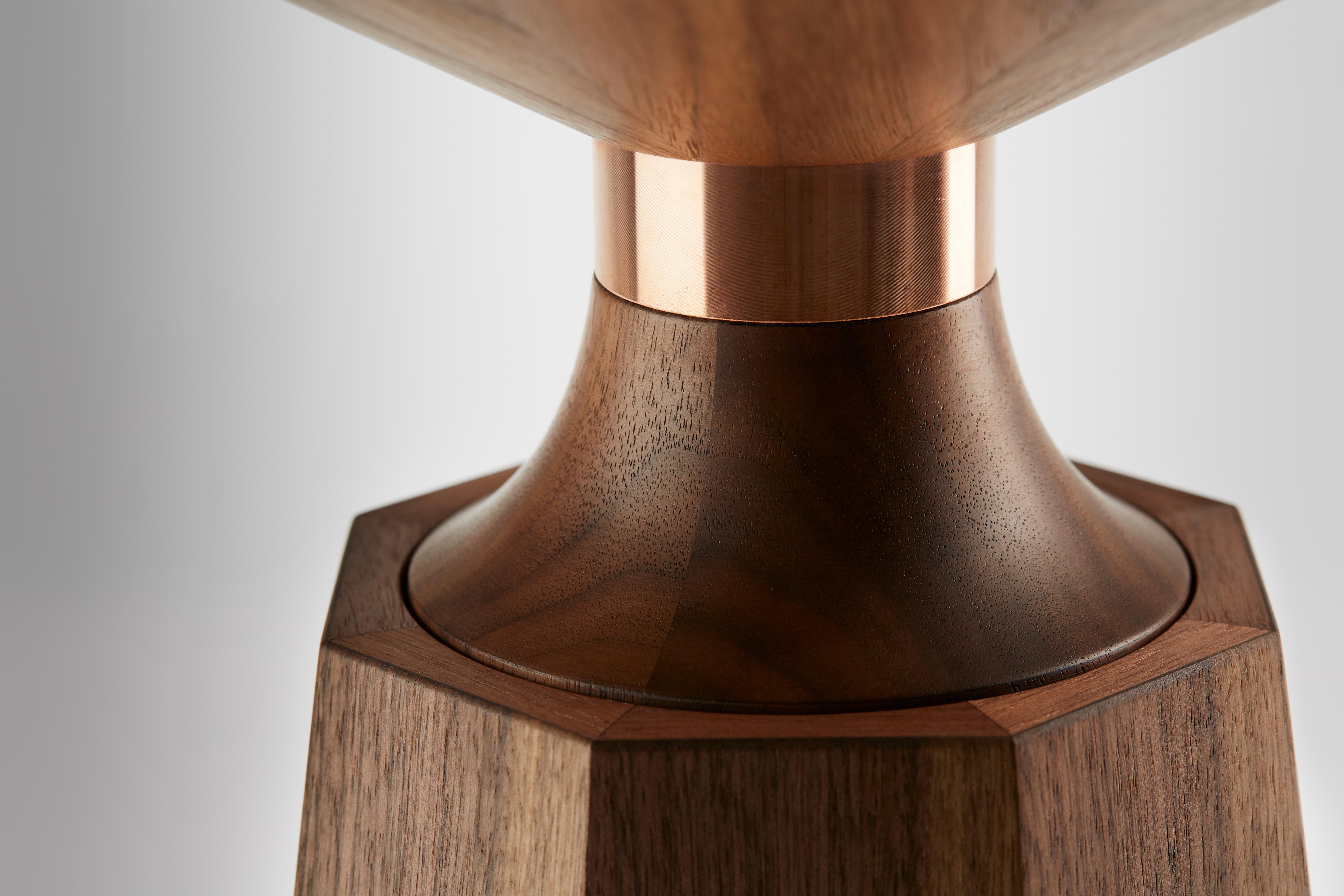 Table d'appoint contemporaine Nicole II en noyer et laiton Neuf - En vente à Trowbridge, Wiltshire