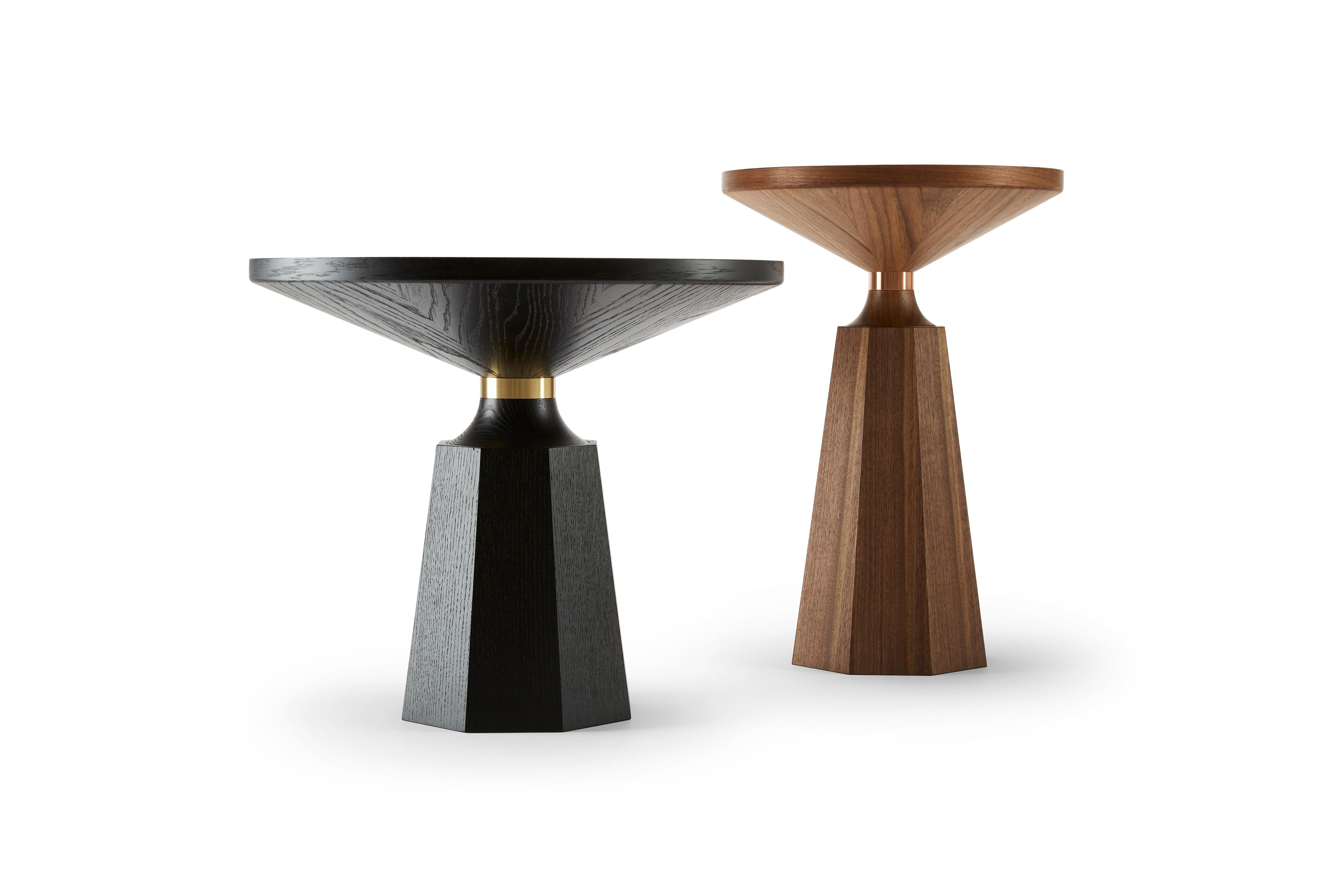 Contemporary Nicole II Beistelltisch aus Nussbaum und Messing (Bronziert) im Angebot