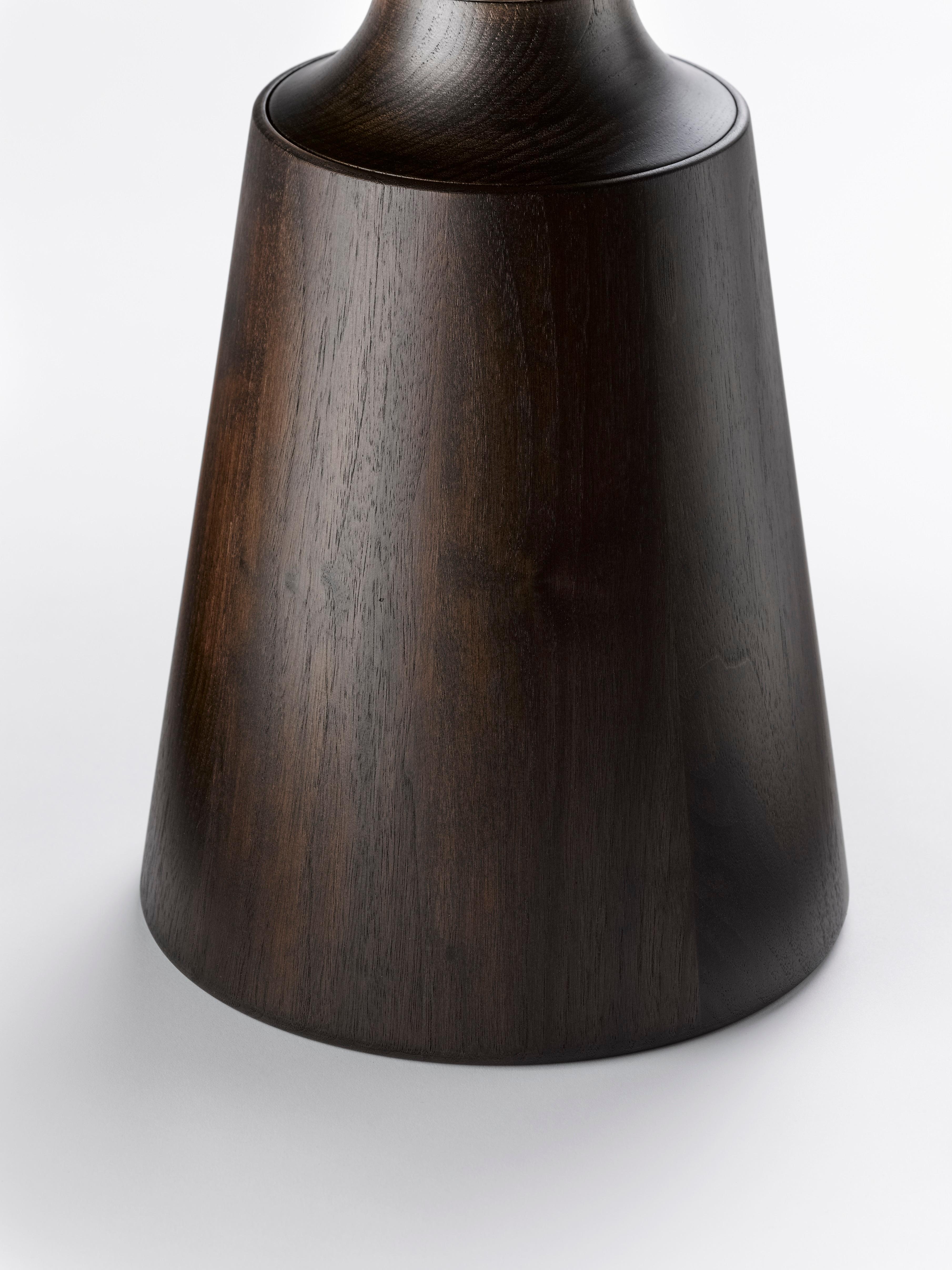 Inglese Tavolo Occasionale Nicole contemporaneo in noce ebanizzato e ottone bronzato in vendita
