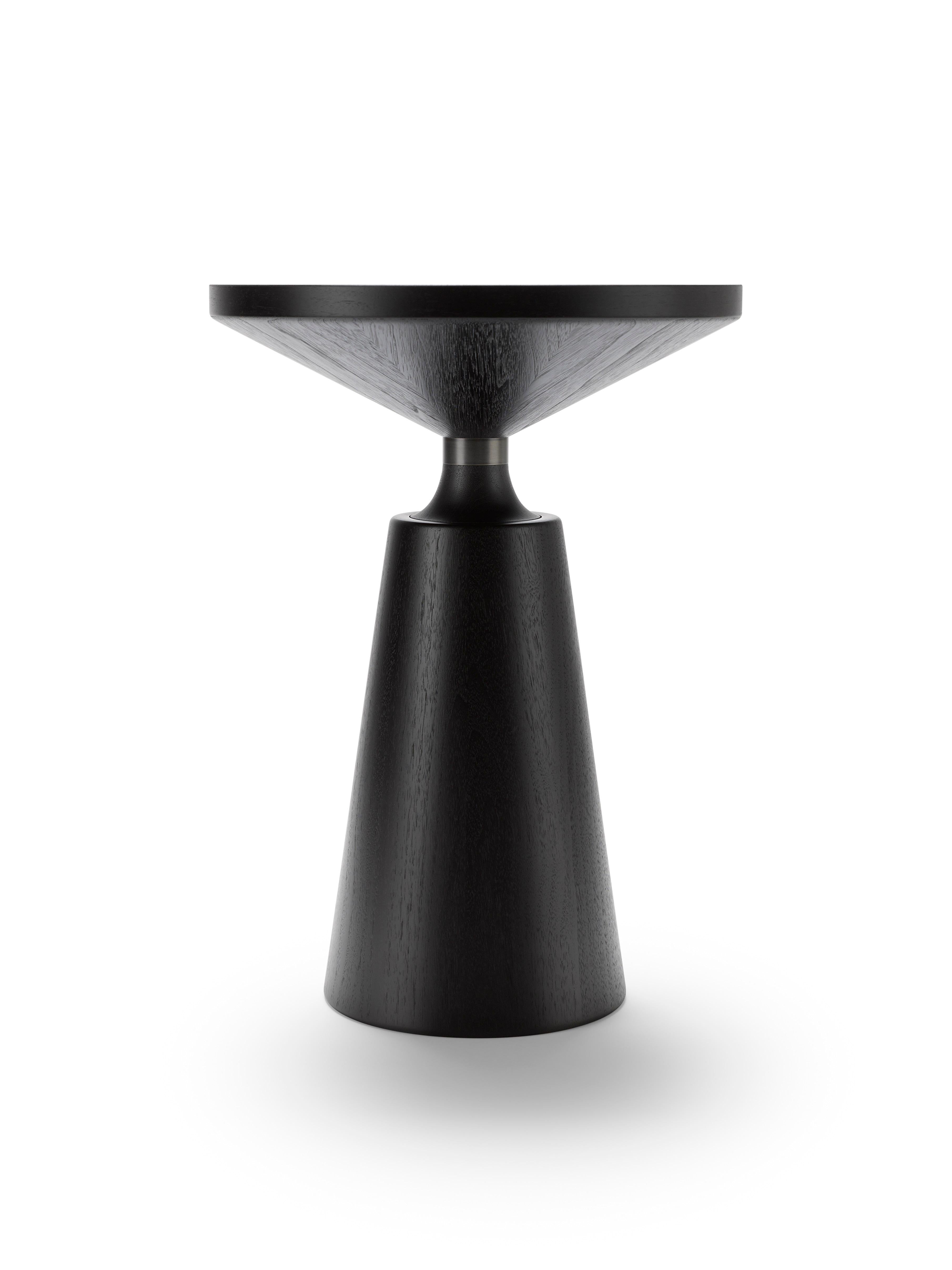 Mesa auxiliar contemporánea Nicole Edición Tuxedo de nogal lacado en negro y latón Moderno en venta