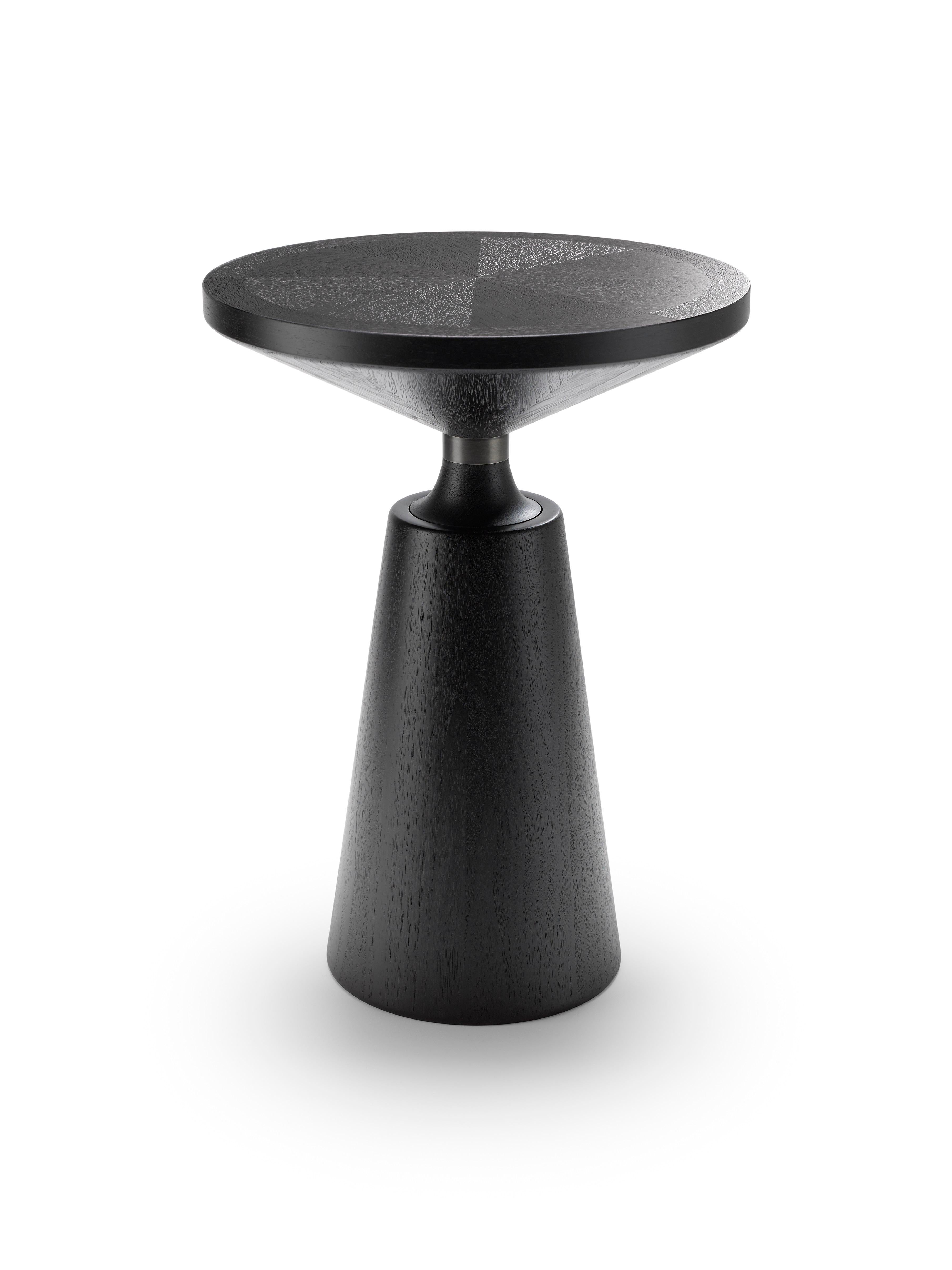 Mesa auxiliar contemporánea Nicole Edición Tuxedo de nogal lacado en negro y latón Británico en venta