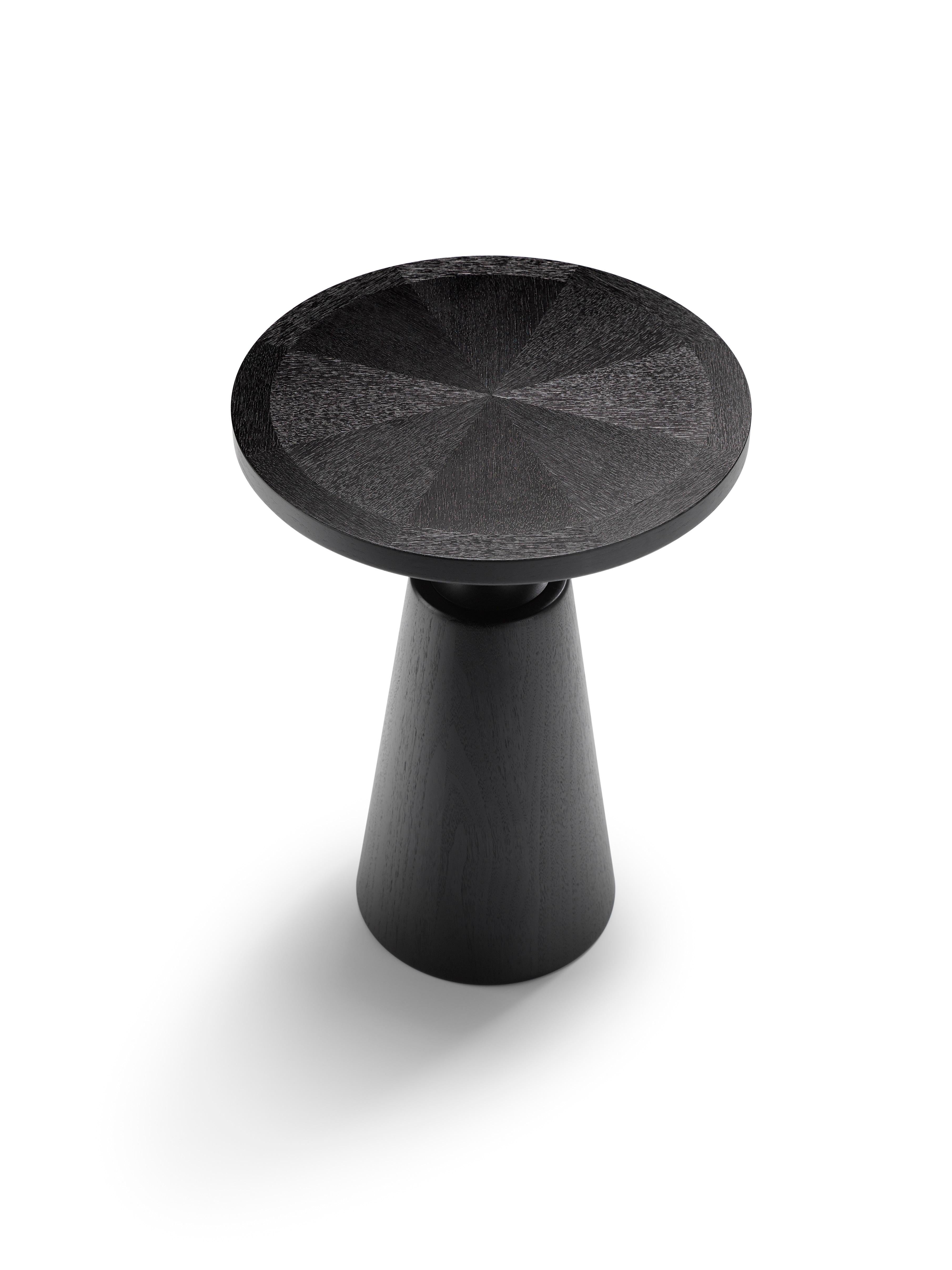 Mesa auxiliar contemporánea Nicole Edición Tuxedo de nogal lacado en negro y latón Chapado en venta