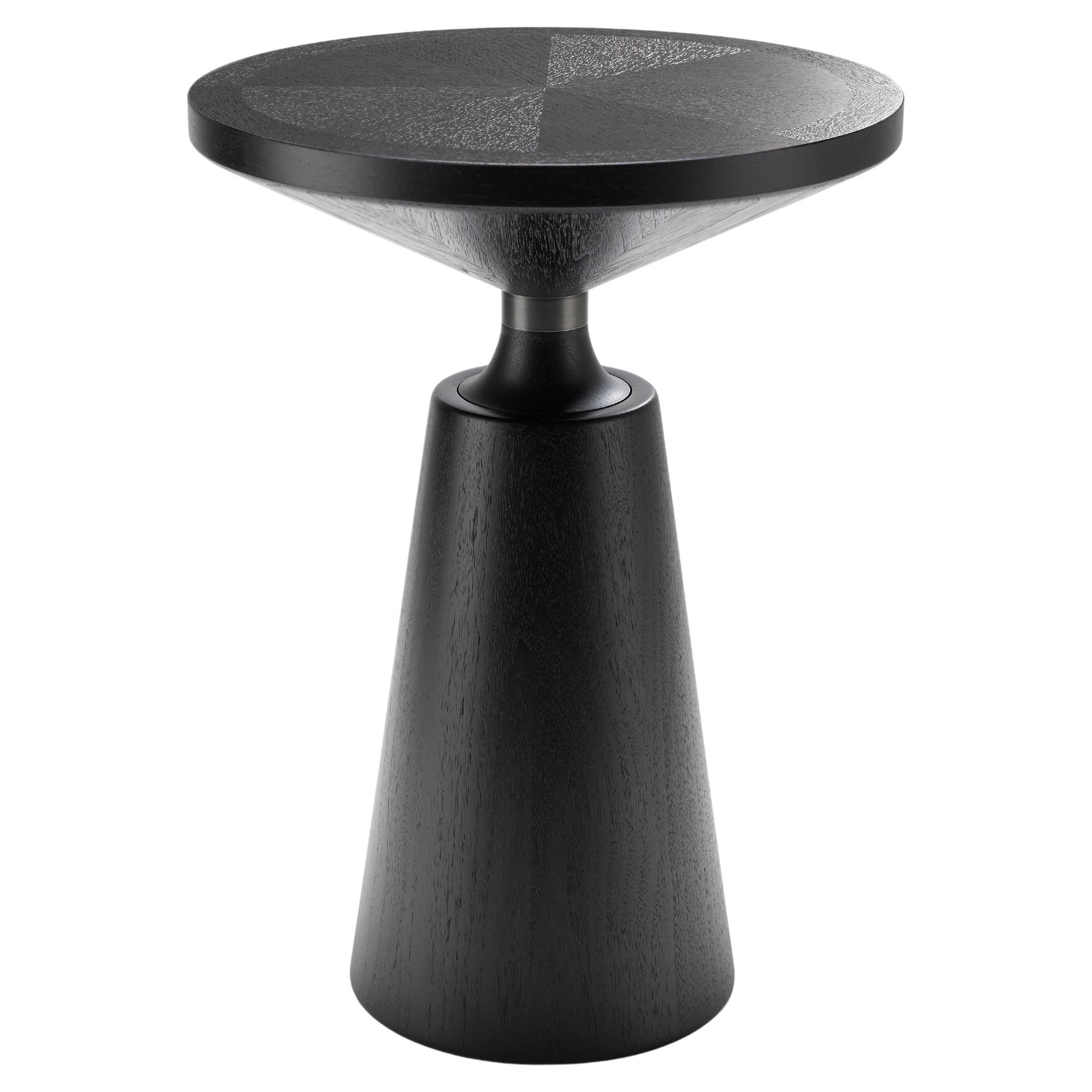 Tavolino contemporaneo Nicole Tuxedo Edition in noce laccato nero e ottone
