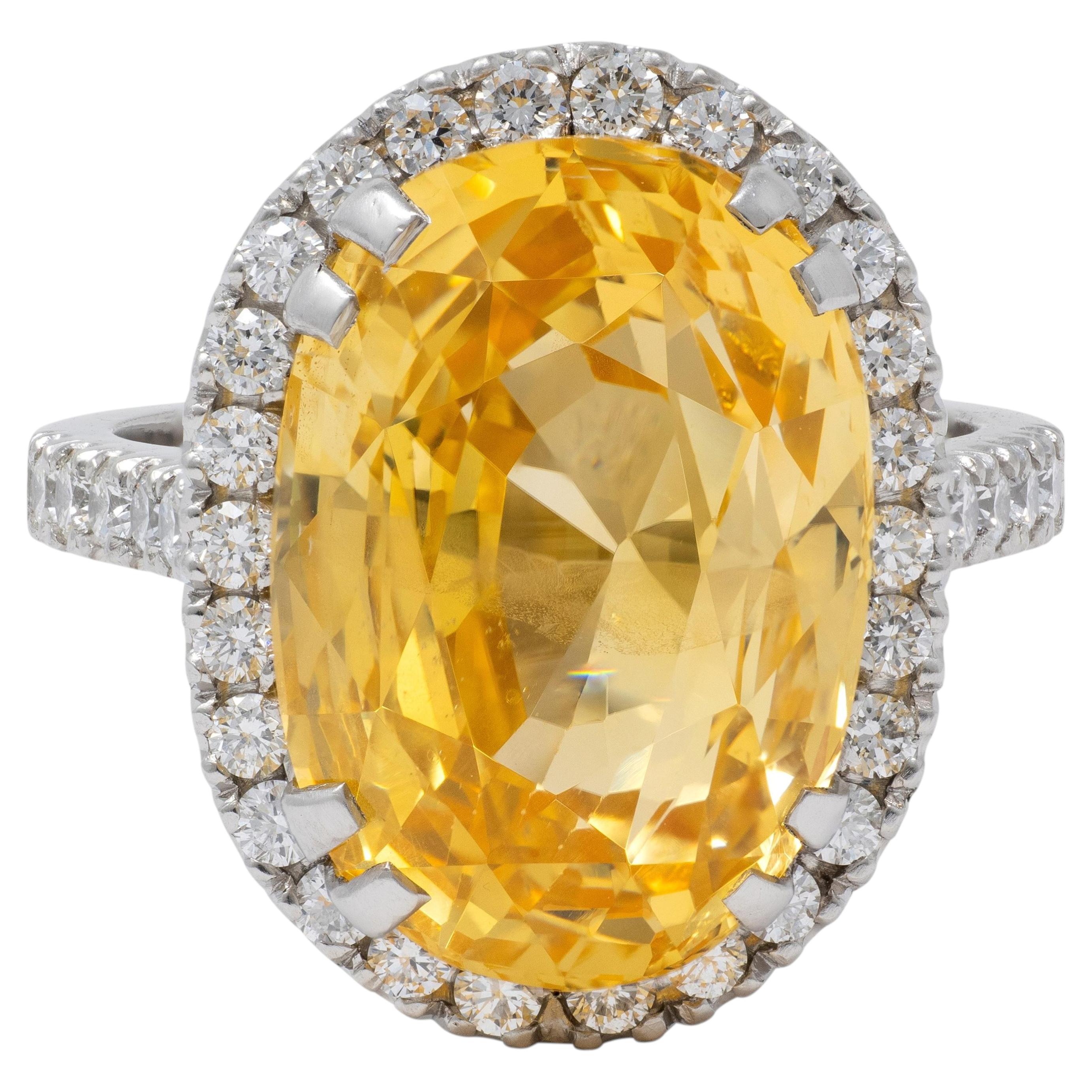 Moderner, unbehandelter gelber Ceylon-Saphir mit Diamanten in Platin im Halo-Design, GIA