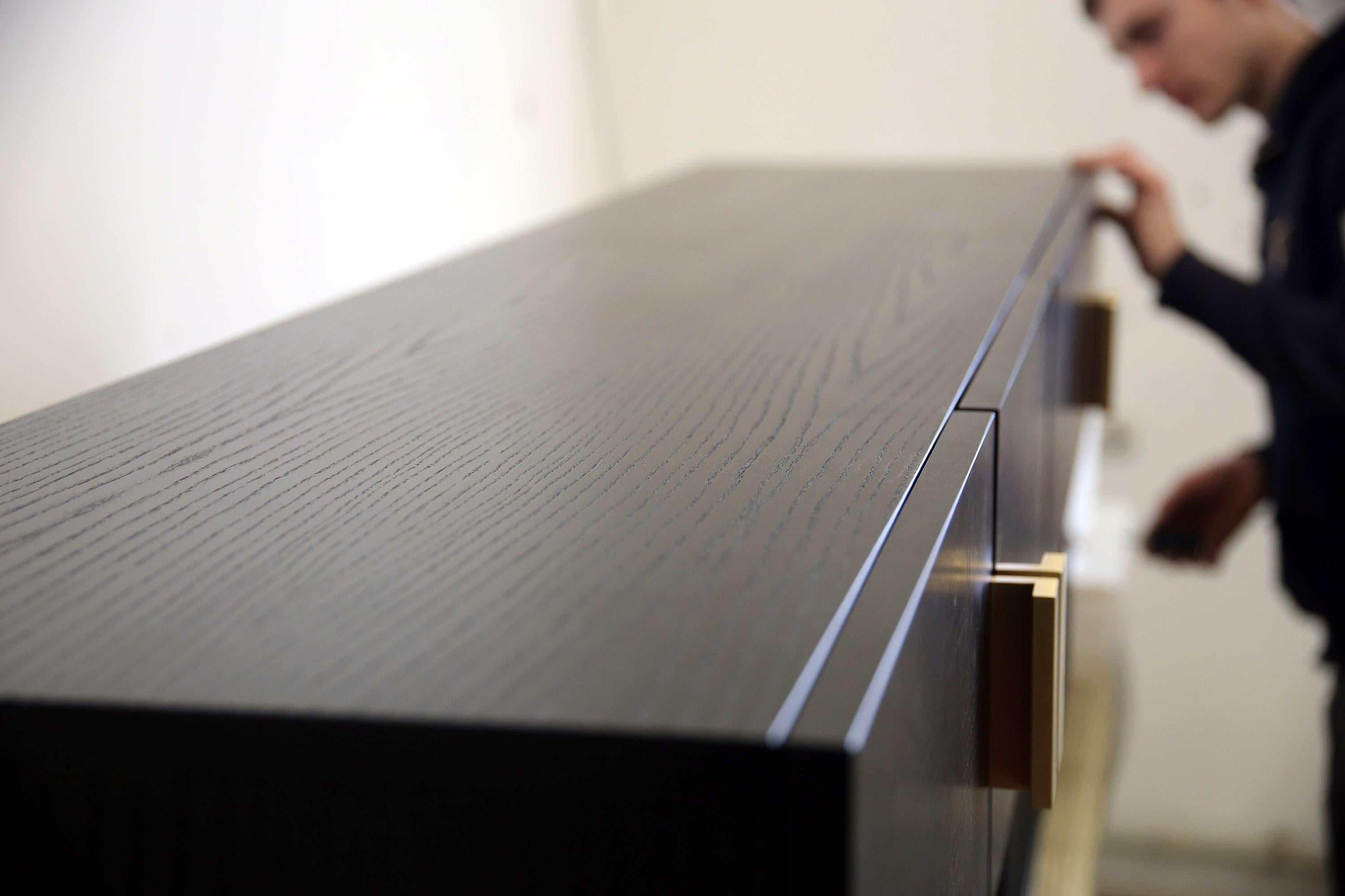 Lettone Credenza contemporanea Norse in frassino nero, ottone, di Railis Design in vendita
