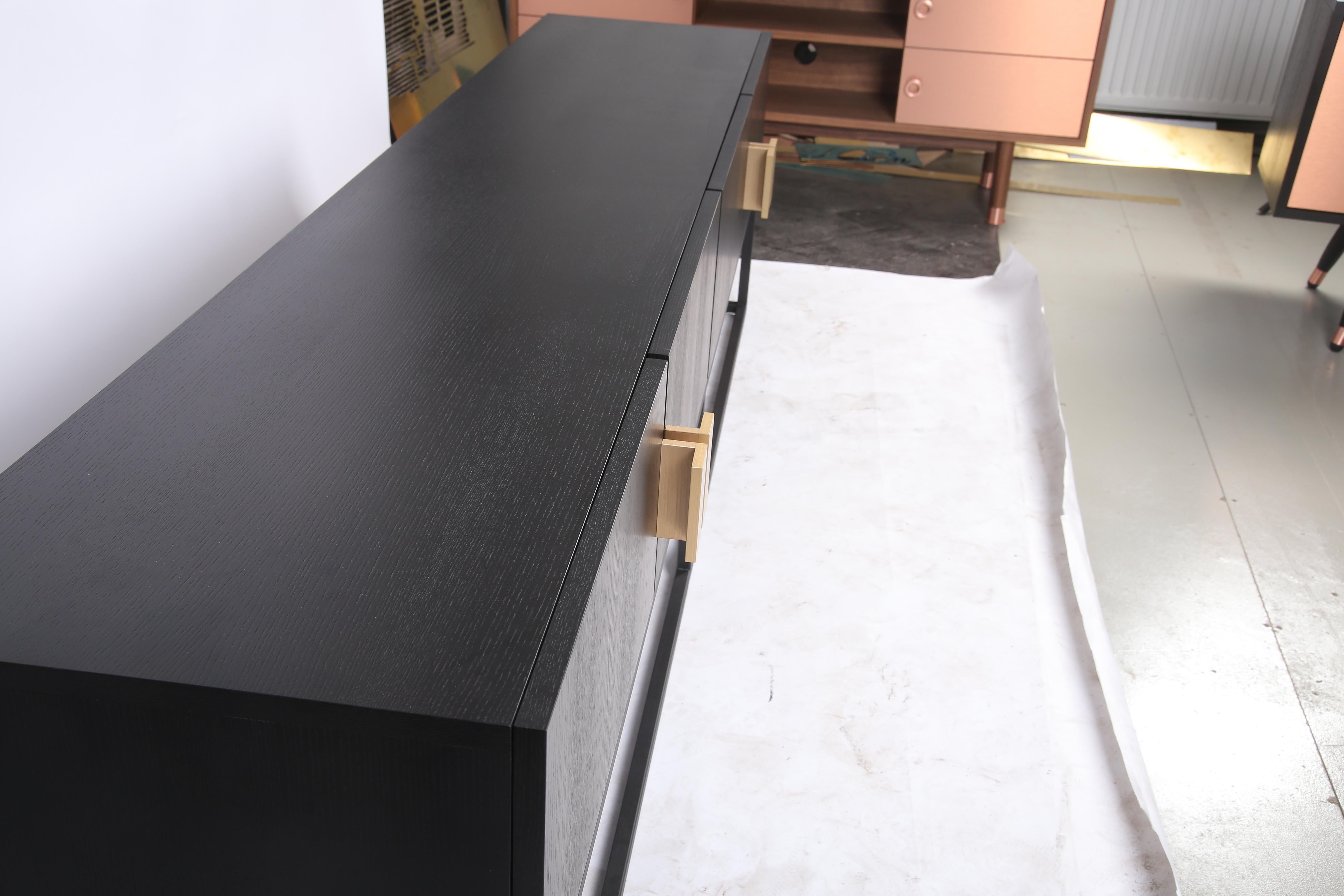 Spazzolato Credenza contemporanea Norse in frassino nero, ottone, di Railis Design in vendita