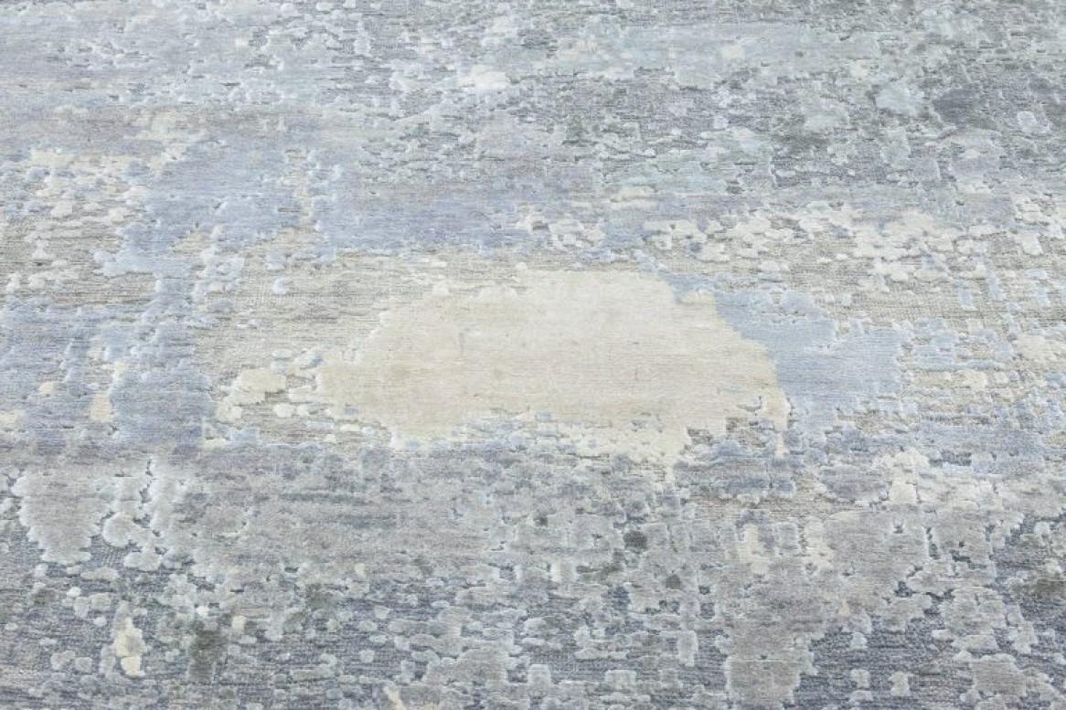 Contemporary north star blue and grey hand knotted silk rug by Doris Leslie Blau.
Size: 6.4
