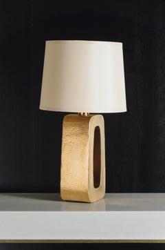 Lampada da tavolo contemporanea "O" in placca d'oro 24 carati di Robert Kuo, Repoussé a mano