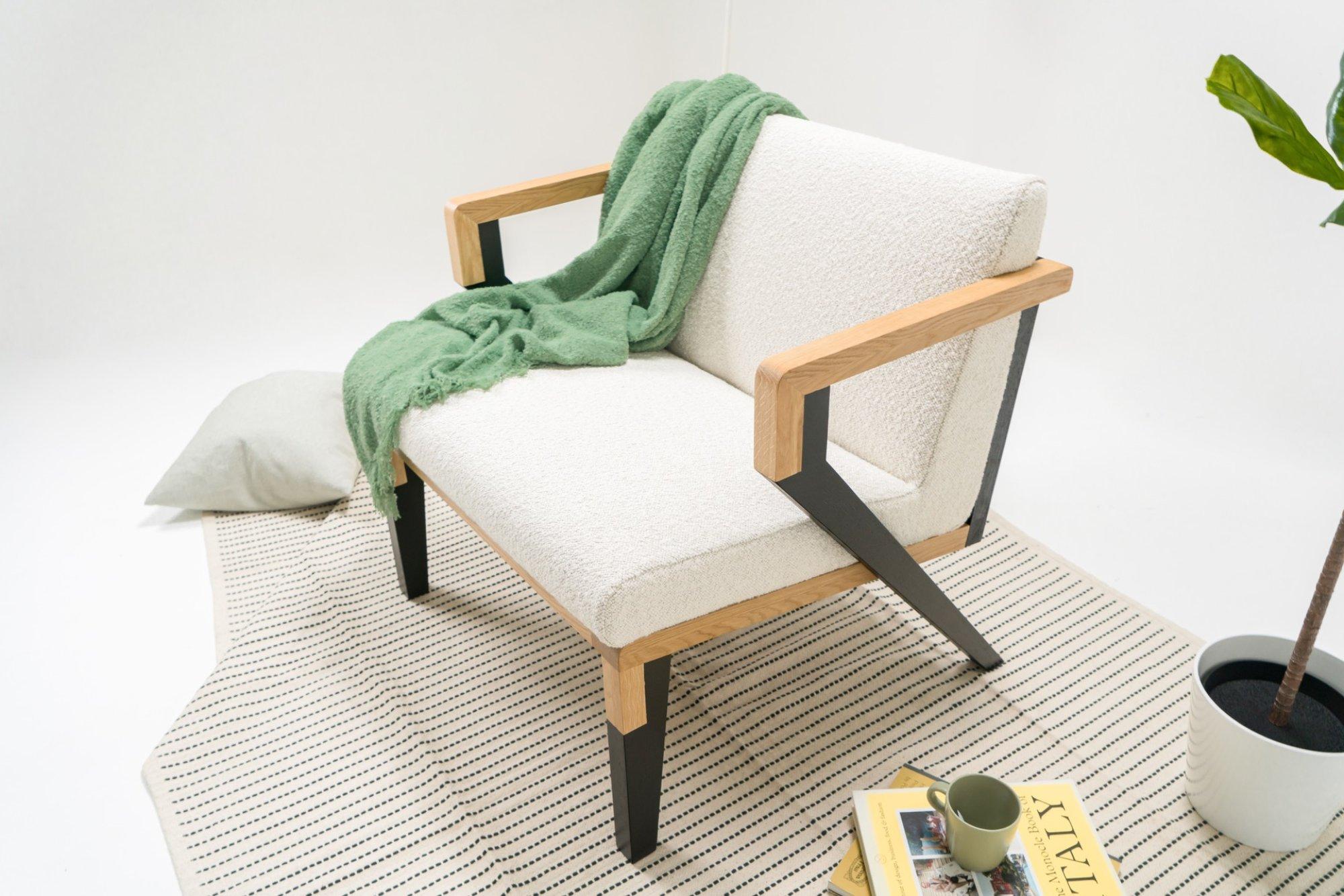 Contemporary Oak Lounge Chair Two-Tone Wood & Bouclé Upholstery – Oillin Model For Sale 7