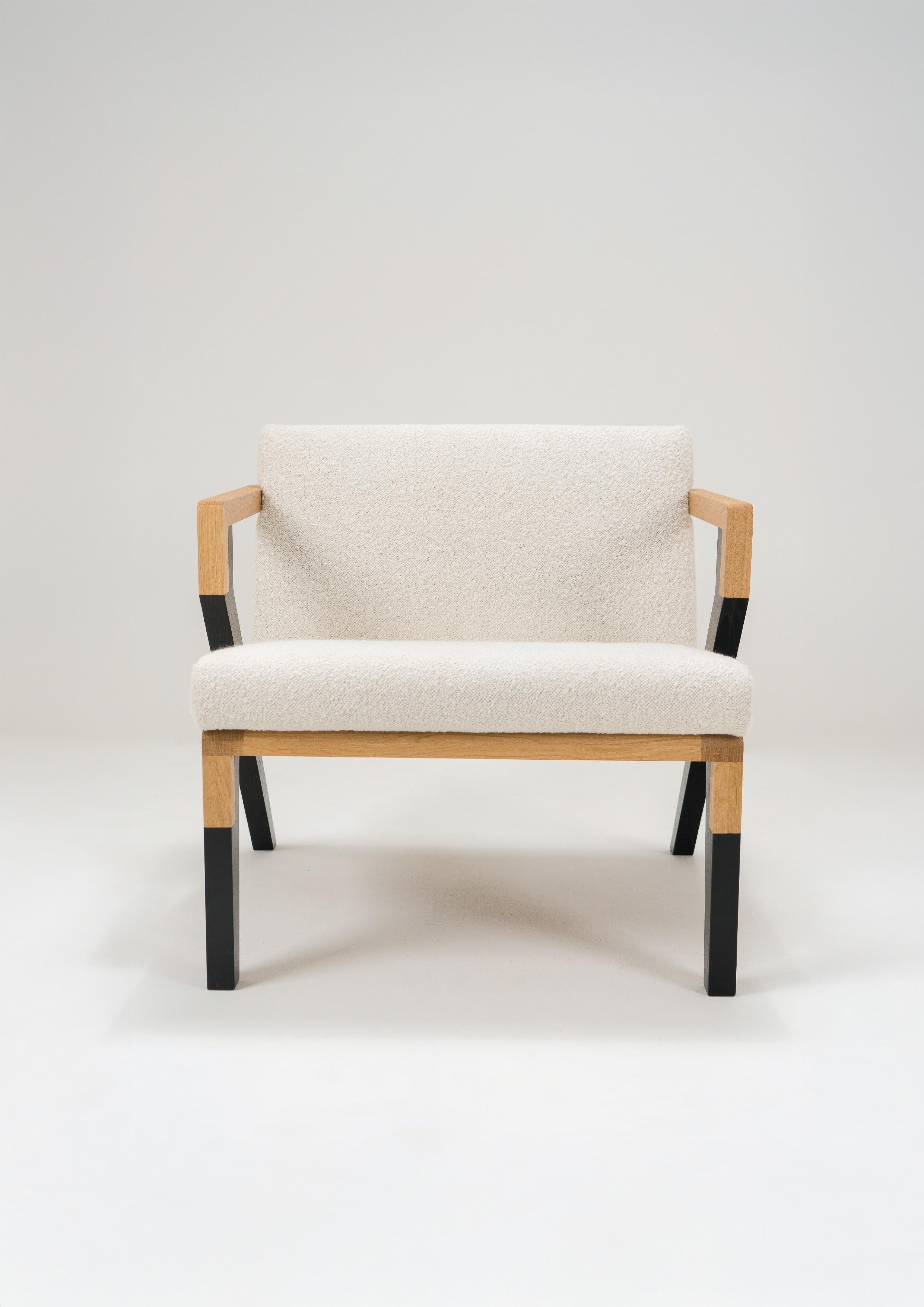 Contemporary Oak Lounge Chair Two-Tone Wood & Bouclé Upholstery – Oillin Model In New Condition For Sale In San Miguel de Allende, Guanajuato