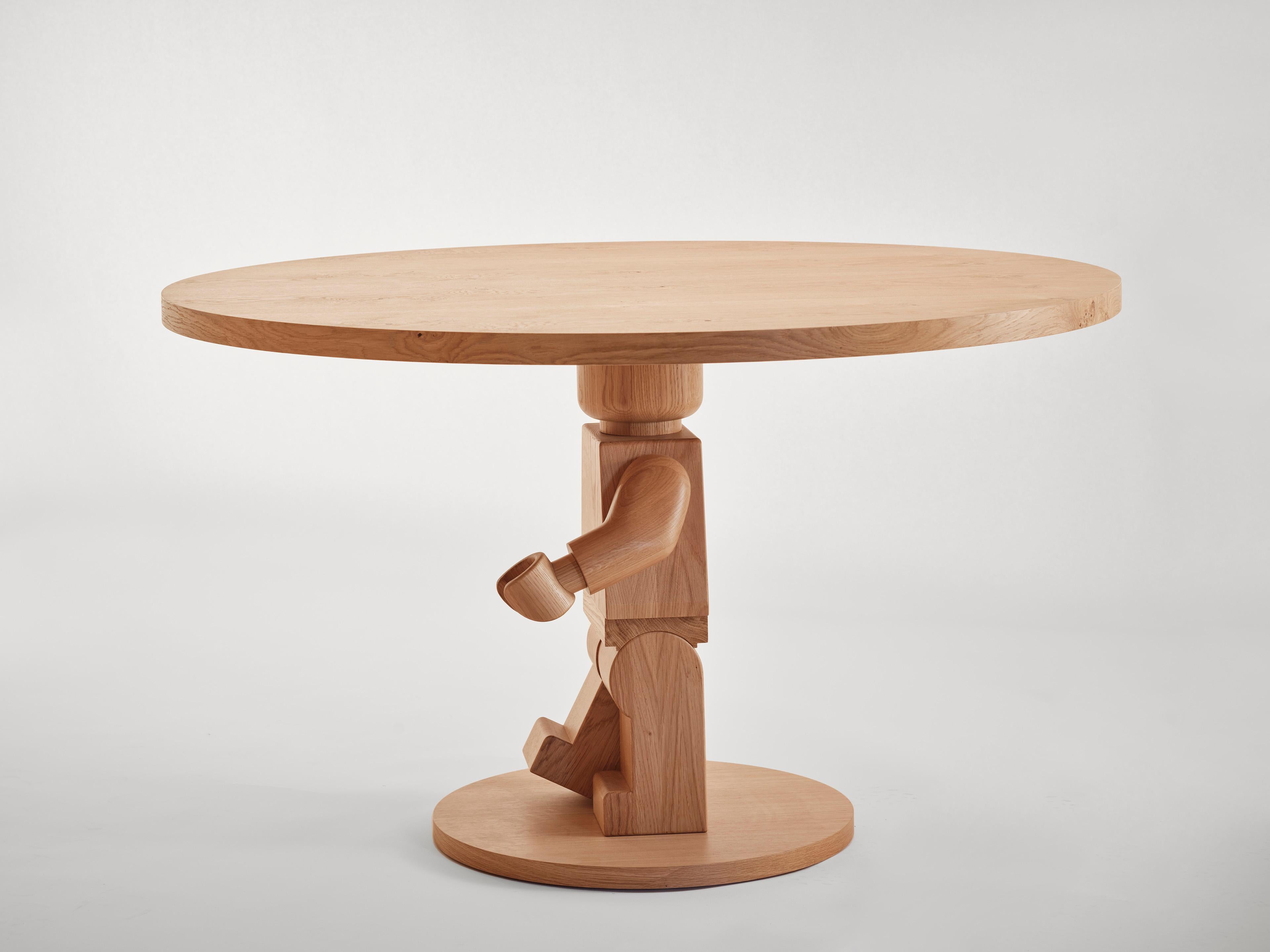 Britannique Table ronde contemporaine en Oak avec piètement en sculpture Lego, pour SoShiro by Interni en vente