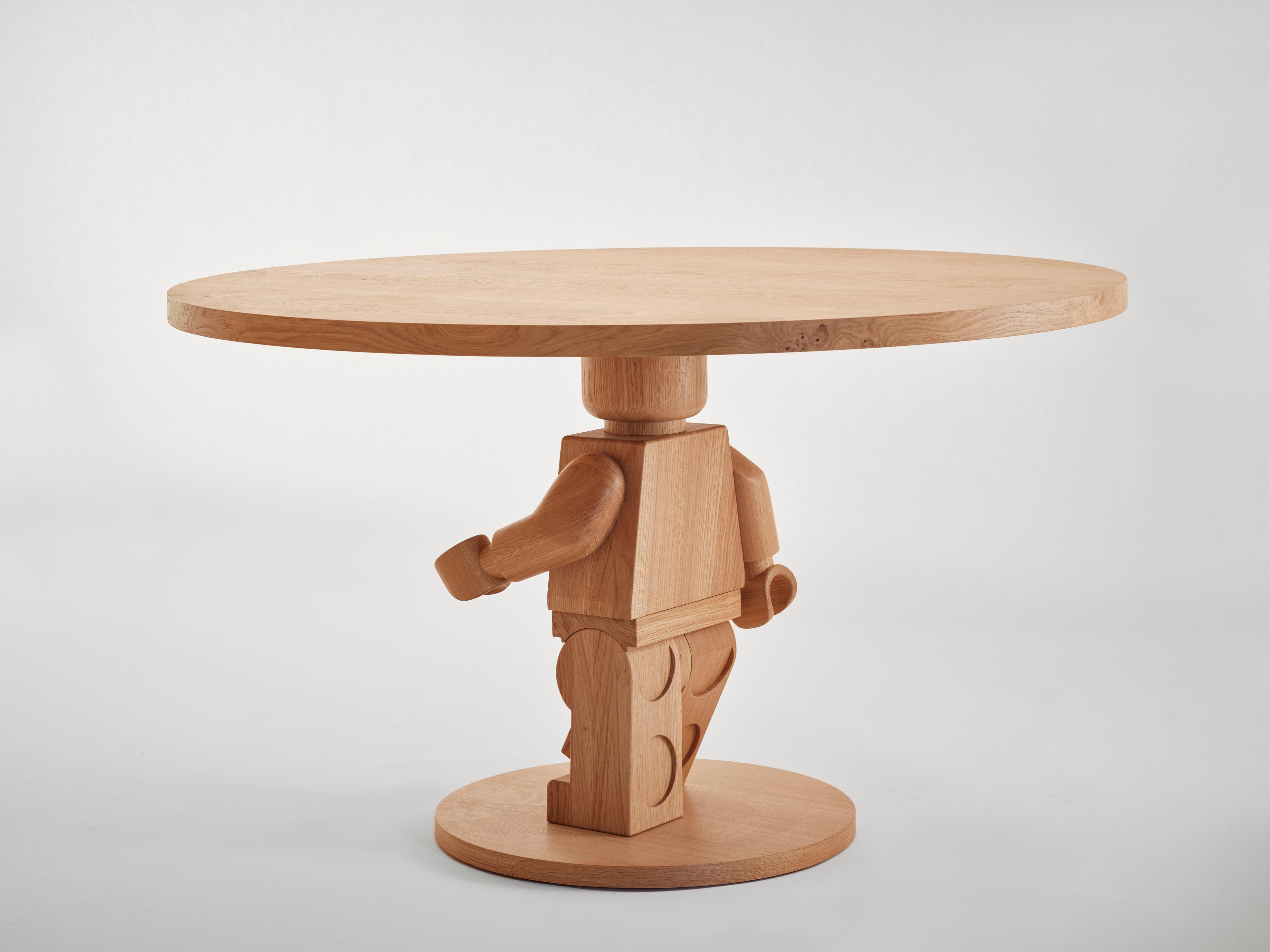 Fait à la machine Table ronde contemporaine en Oak avec piètement en sculpture Lego, pour SoShiro by Interni en vente