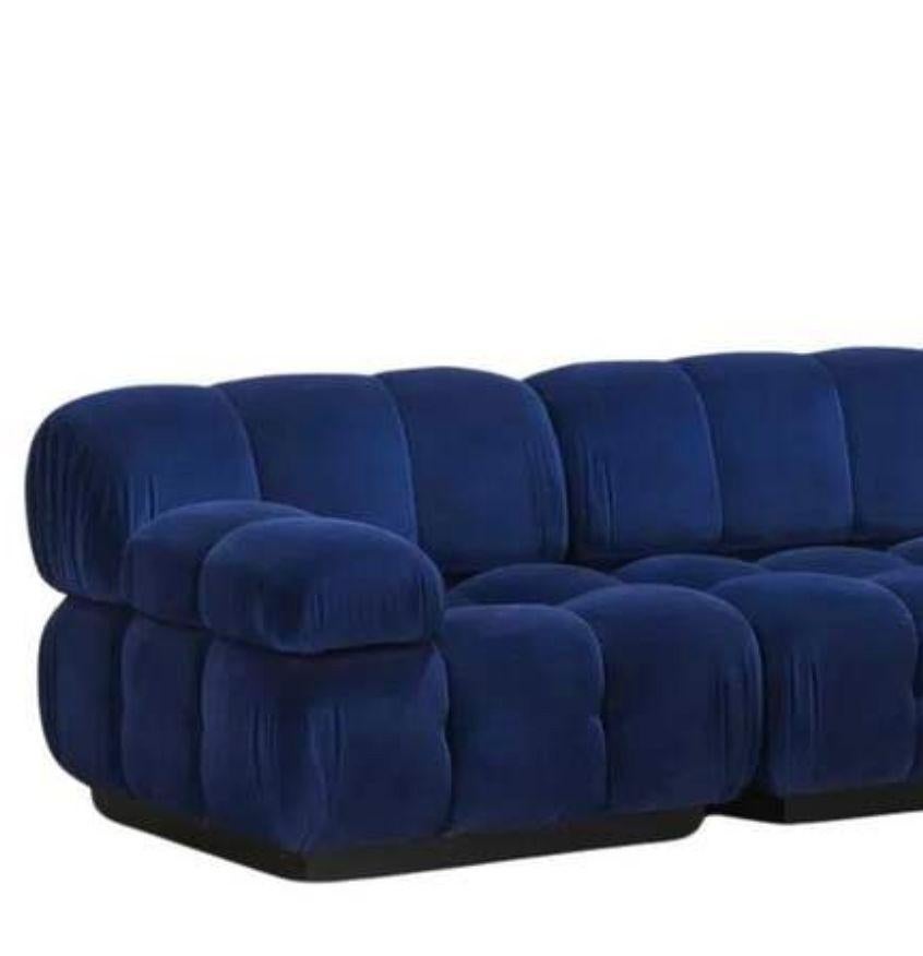 Un seductor conjunto de color azul cobalto intenso al estilo de Mario Bellini; compuesto por un diseño modular de cuatro piezas de OAM, dos secciones modulares con respaldo y reposabrazos, y una otomana a juego; que también puede utilizarse como