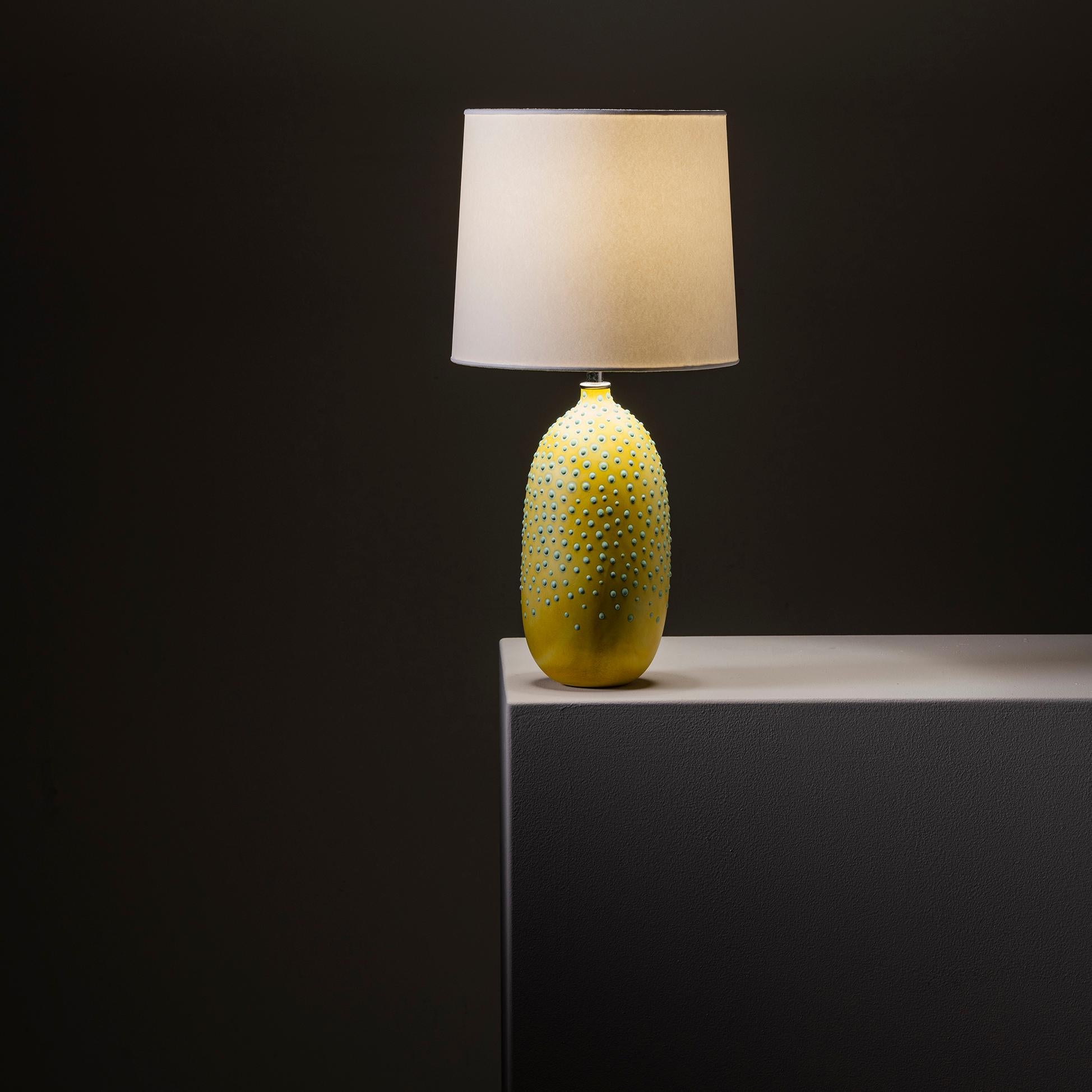 Organique Lampe de table Huxley oblongue contemporaine jaune Lichen d'Elyse Graham en vente