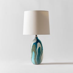 Lampada da tavolo contemporanea Oblong Marbled Batanta in verde acqua di Elyse Graham