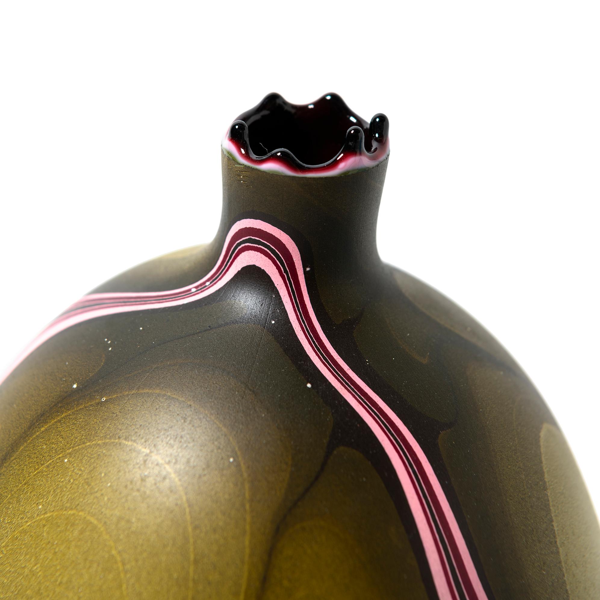 Zeitgenössische längliche Vase aus marmoriertem Euphrat in Grün von Elyse Graham (amerikanisch) im Angebot