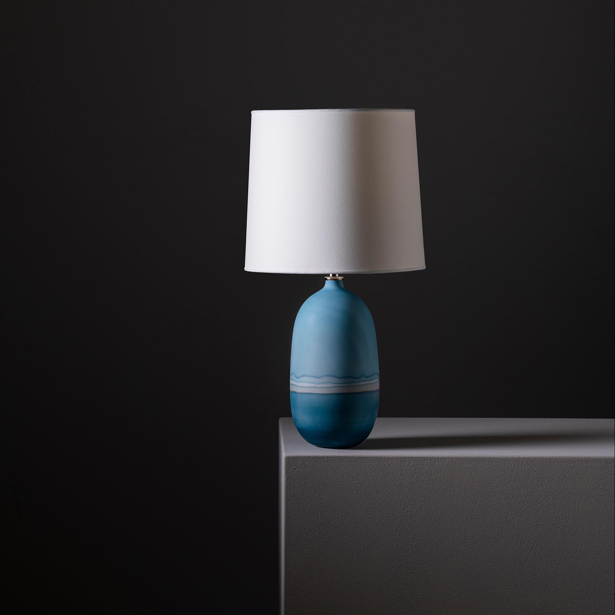 Organique Lampe de bureau contemporaine oblongue Mercury en bleu ardoise d'Elyse Graham en vente