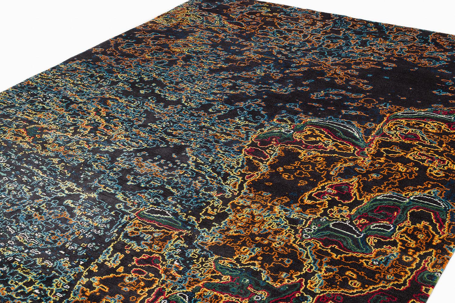 New World est le plus spectaculaire de la série Carini Water World de Joseph Carini. Un fond sombre et mystérieux est contrasté par des éclats de couleurs puissantes. Tapis luxueux et sophistiqué, ce modèle s'adapte à de nombreux styles et goûts.