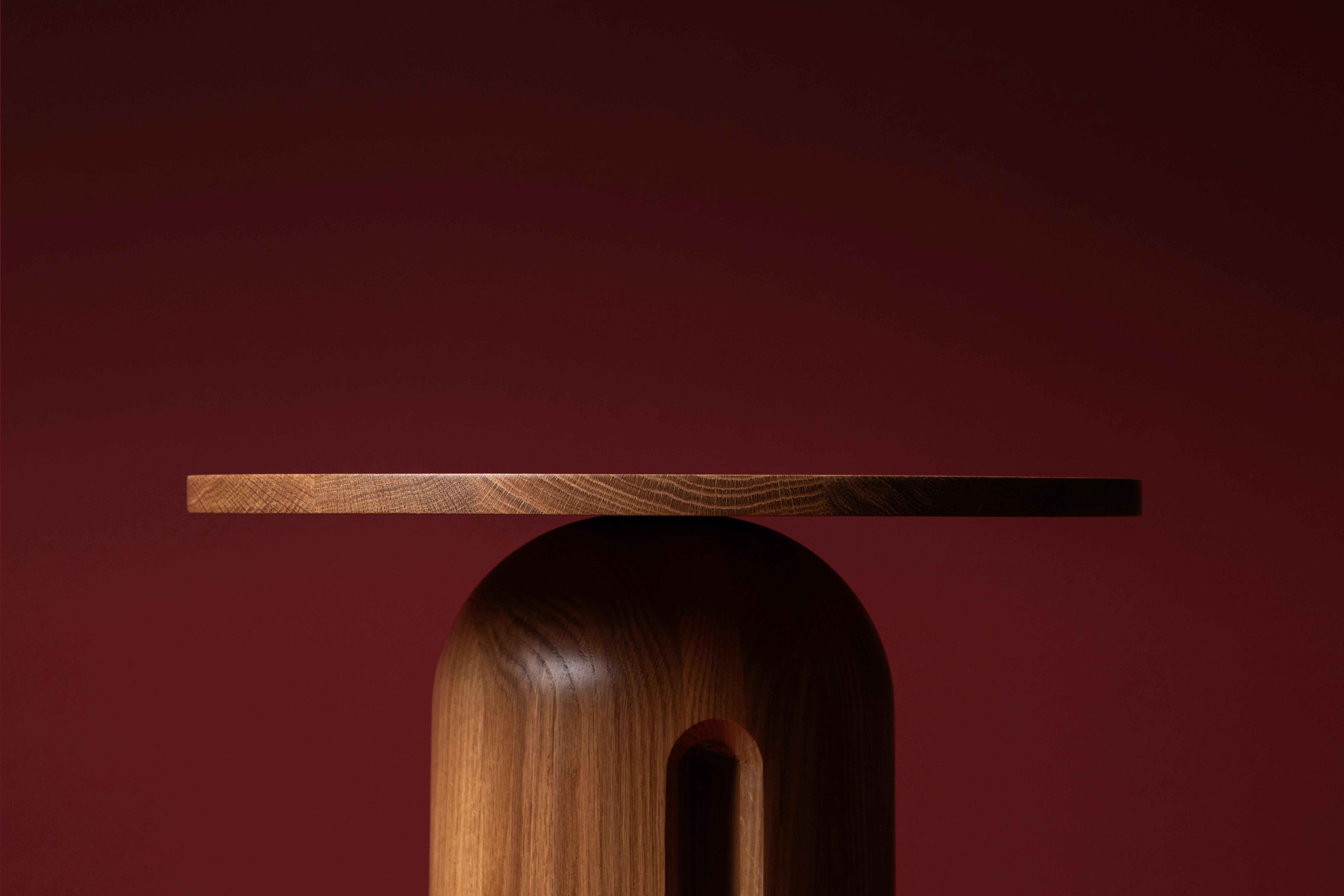 Mexicain Table d'appoint contemporaine Oco en bois massif de Luteca pour l'intérieur et l'extérieur en vente