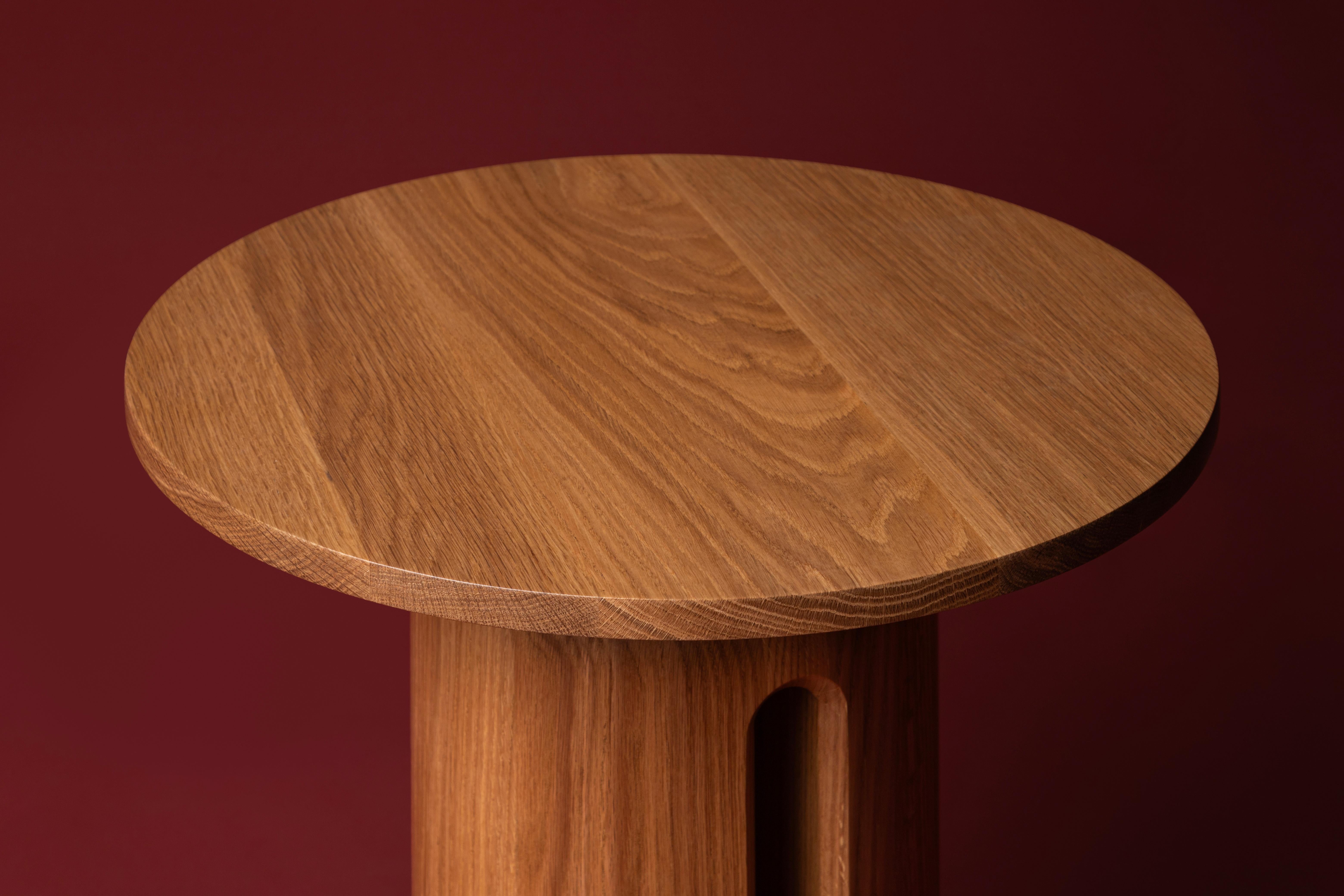 Fait main Table d'appoint contemporaine Oco en bois massif de Luteca pour l'intérieur et l'extérieur en vente