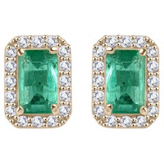 Pendientes contemporáneos con halo de diamantes esmeralda talla octágono en oro amarillo de 14k