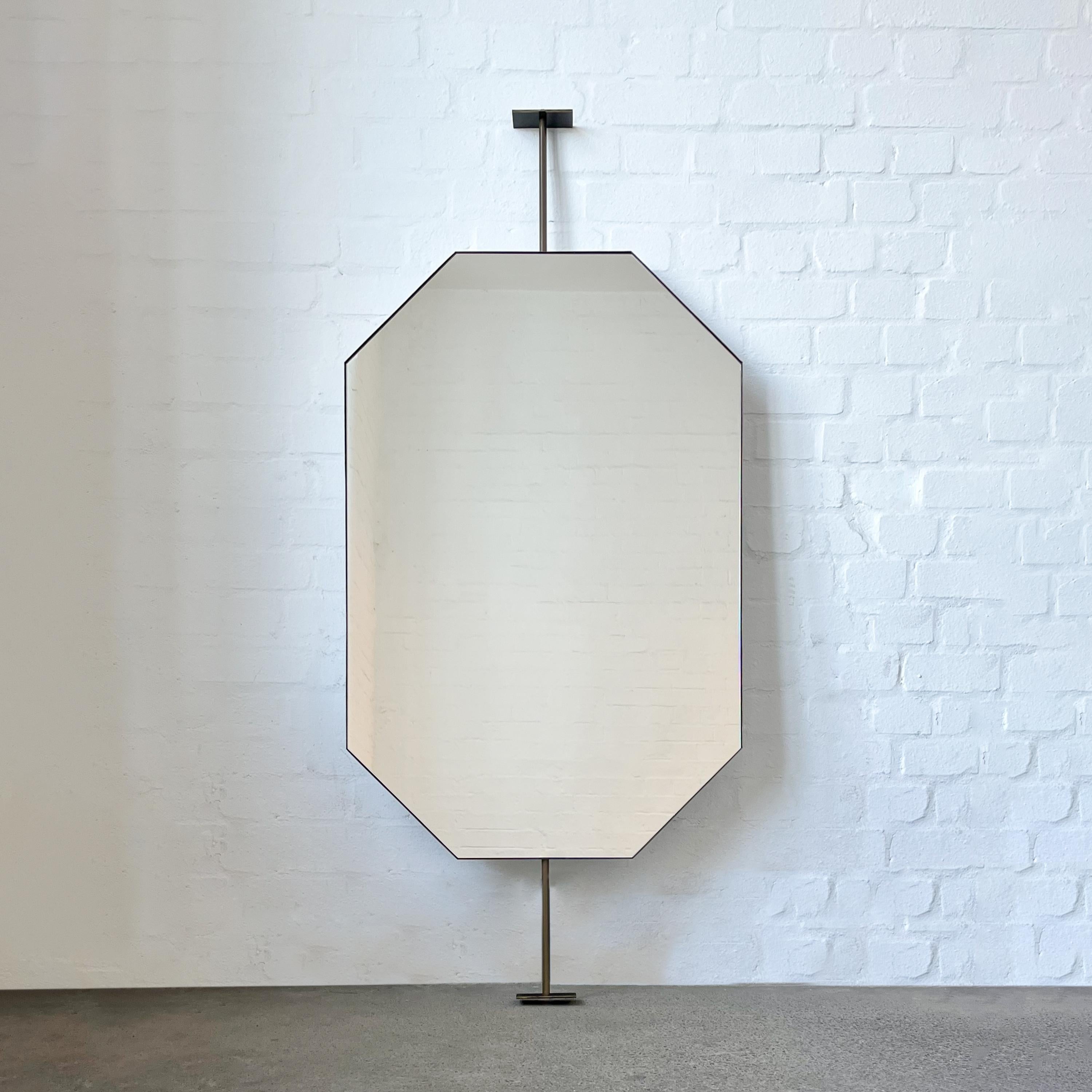 Miroir octogonal, du comptoir au plafond, encadré de laiton massif exquis, fini avec une patine de bronze, fabriqué à la main dans notre atelier par notre talentueuse équipe. Conçu et fabriqué à Londres, au Royaume-Uni.

Dimensions :

66cm x 101,6cm