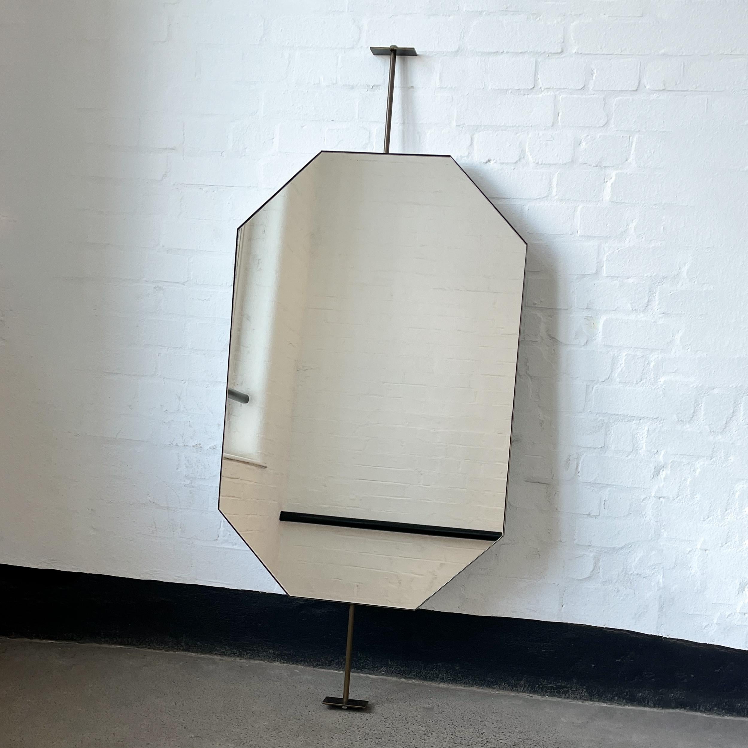 Britannique Miroir attenant octogonal contemporain du comptoir au plafond Cadre en bronze patiné en vente
