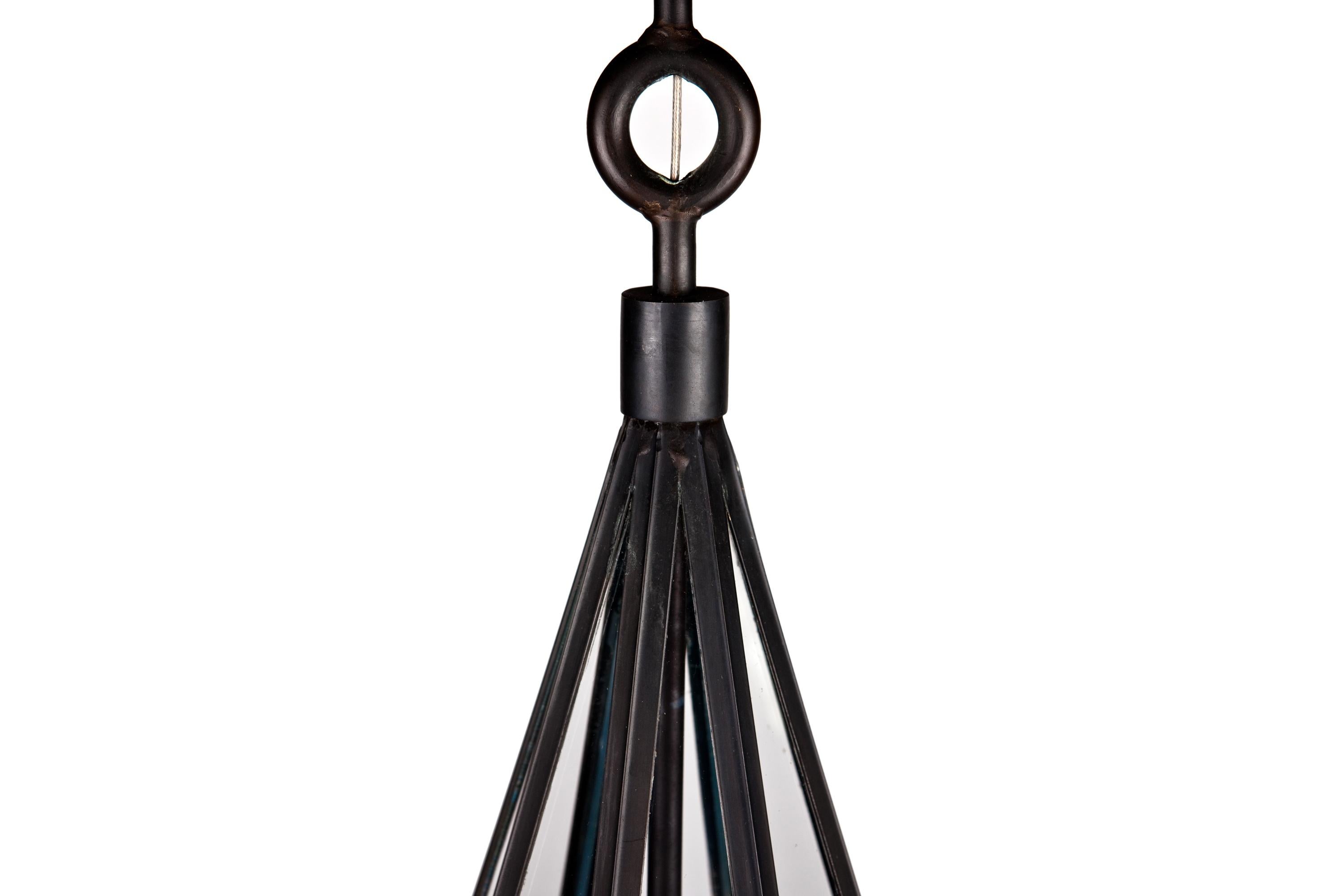 Lanterna in ottone colorato chimicamente riempita di vetro e dotata di attacco e14 per lampada o lampada a led. 
Per uso interno ed esterno.